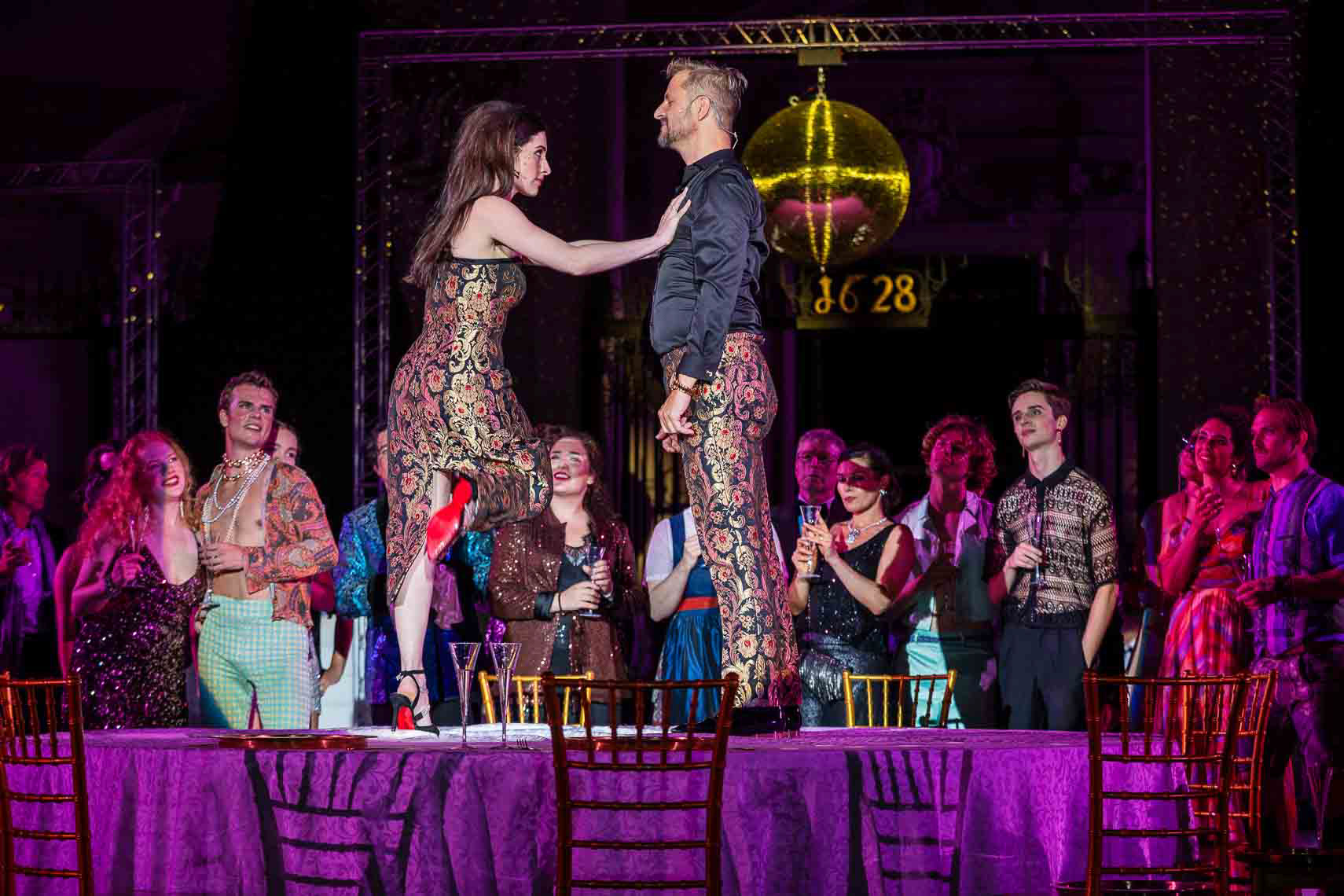 Philipp Hochmair (Jedermann) mit Deleila Piasko (Buhlschaft) während der Generalprobe zu "Jedermann - Das Spiel vom Sterben des Reichen Mannes" von Hugo von Hofmannsthal (1874 - 1929) bei den Salzburger Festspielen 2024 am 17. Juli 2024 auf dem Domplatz Salzburg / Land Salzburg / Österreich