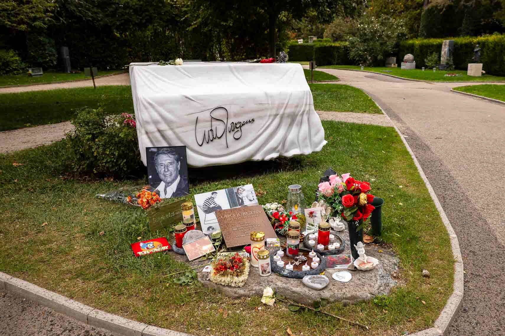 Grabstätte von Udo Jürgens (1934 - 2014) auf dem Zentralfriedhof Wien in Gruppe 33 G, Platz 85. Sein Ehrengrab wurde von seinem Bruder, Manfred Bockelmann, gestaltet und trägt die Inschrift „Ich lass' euch alles da“ aus seinem Liedtext. Die Urne ist in der Form eines Klaviers aus Laaser Marmor eingelassen.