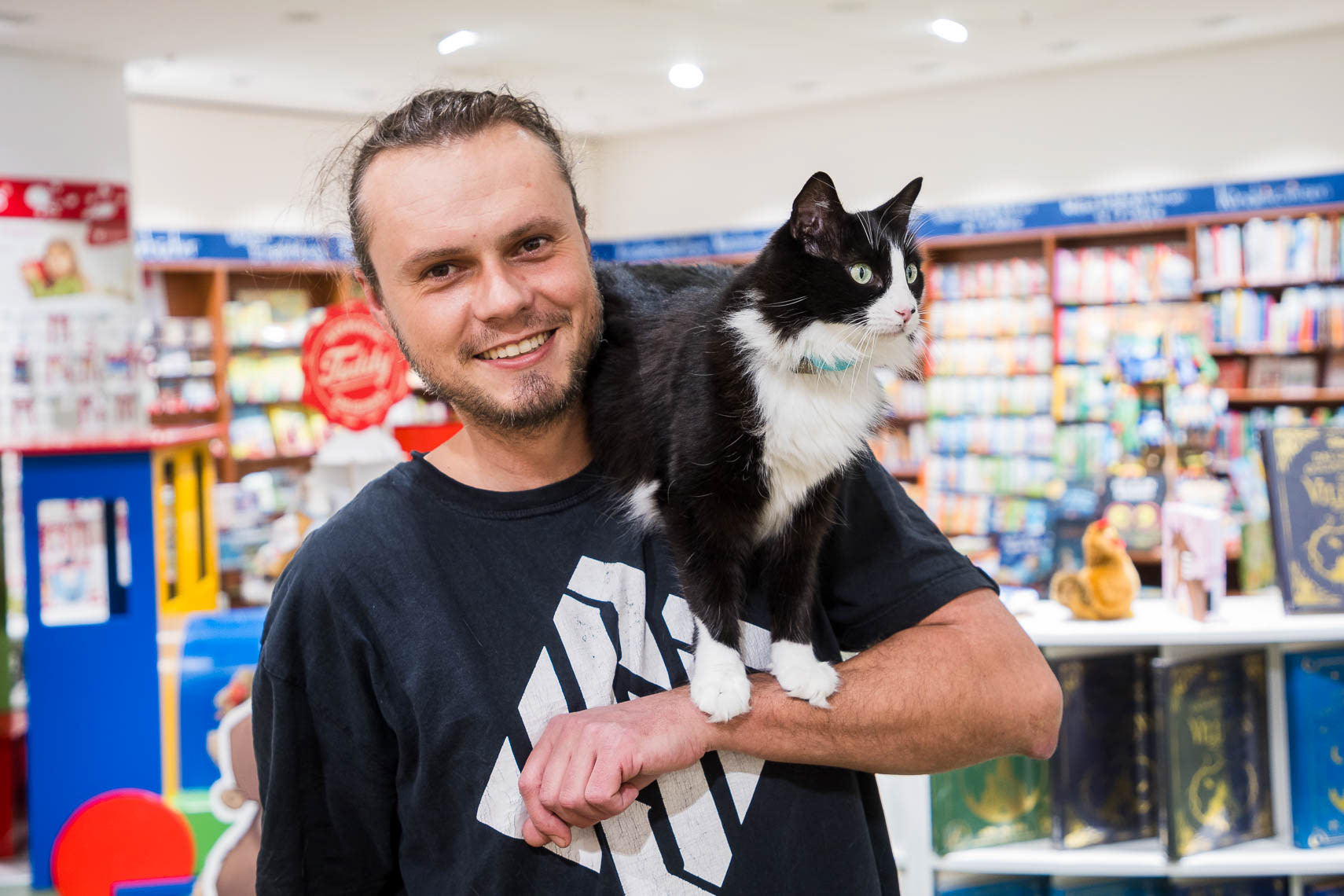 Globetrotter Martin Klauka (37) reiste auf dem Motorrad mit seinem Kater Mogli (6) fünf Jahre durch 22 Länder (Europa, Türkei, Iran, Dubai, Pakistan, Indien und Nepal). Der ehemalige Mitarbeiter einer Spedition reiste mit dem Motorrad und fand den damals kleinen Kater in Marokko. Zurück in Deutschland veröffentlichte er sein Buch „Einmal mit der Katze um die halbe Welt: Meine unglaublichen Erlebnisse mit Mogli”, welches er nun auf seiner Deutschlandreise vorstellt.