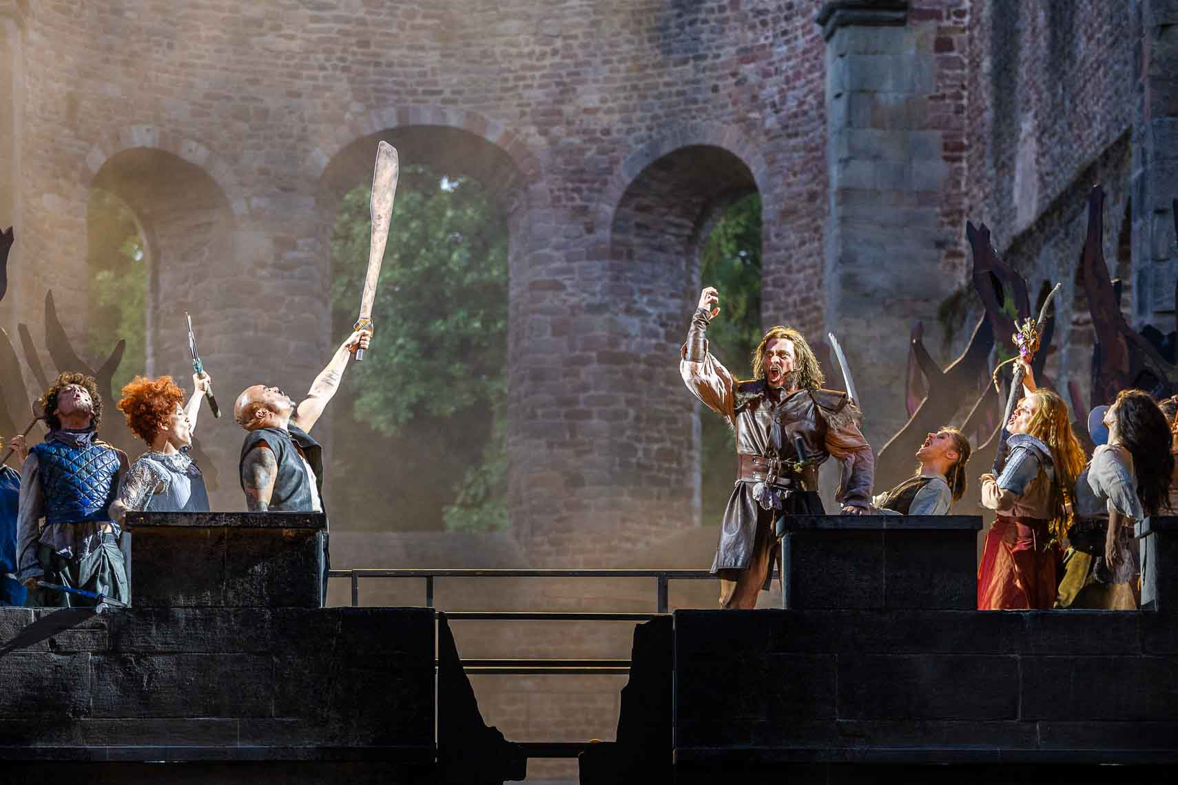 Vincent Lang (Birk), Nele Neugebauer (Undis), Andrés Mendez (Bork), Denis Schmidt (Matthis), Uriel Jung (Klein-Klipp), Claudia Graue (Lovis), Myriam Ahkoundov (Ronja), Generalprobe "Ronja Räubertochter" bei den 74. Bad Hersfelder Festspiele, 19. Juni 2025, Stiftsruine Bad Hersfeld / Hessen / Deutschland