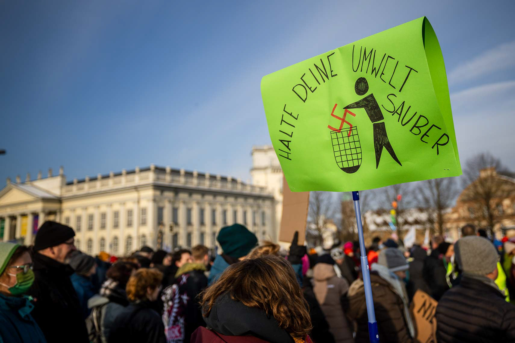 Rund 15.000 Menschen versammelten sich vor dem Staatstheater am Friedrichsplatz zu einer Kundgebung gegen Rechtsextremismus und die AfD. Die vom Bündnis “Kassel steht zusammen” organisierte Demonstration übertraf die ursprünglich angemeldeten 1.000 Teilnehmer um das 15-fache. Oberbürgermeister Sven Schoeller (Grüne) betonte in seiner Rede die Bedeutung der Demokratie und der Unantastbarkeit der Menschenwürde. Die friedliche Demonstration war Teil der bundesweiten Protestwelle gegen die durch die Correctiv-Recherche bekannt gewordenen Deportationspläne von Rechtsextremen. 20. Januar 2024, Kassel / Hessen / Deutschland