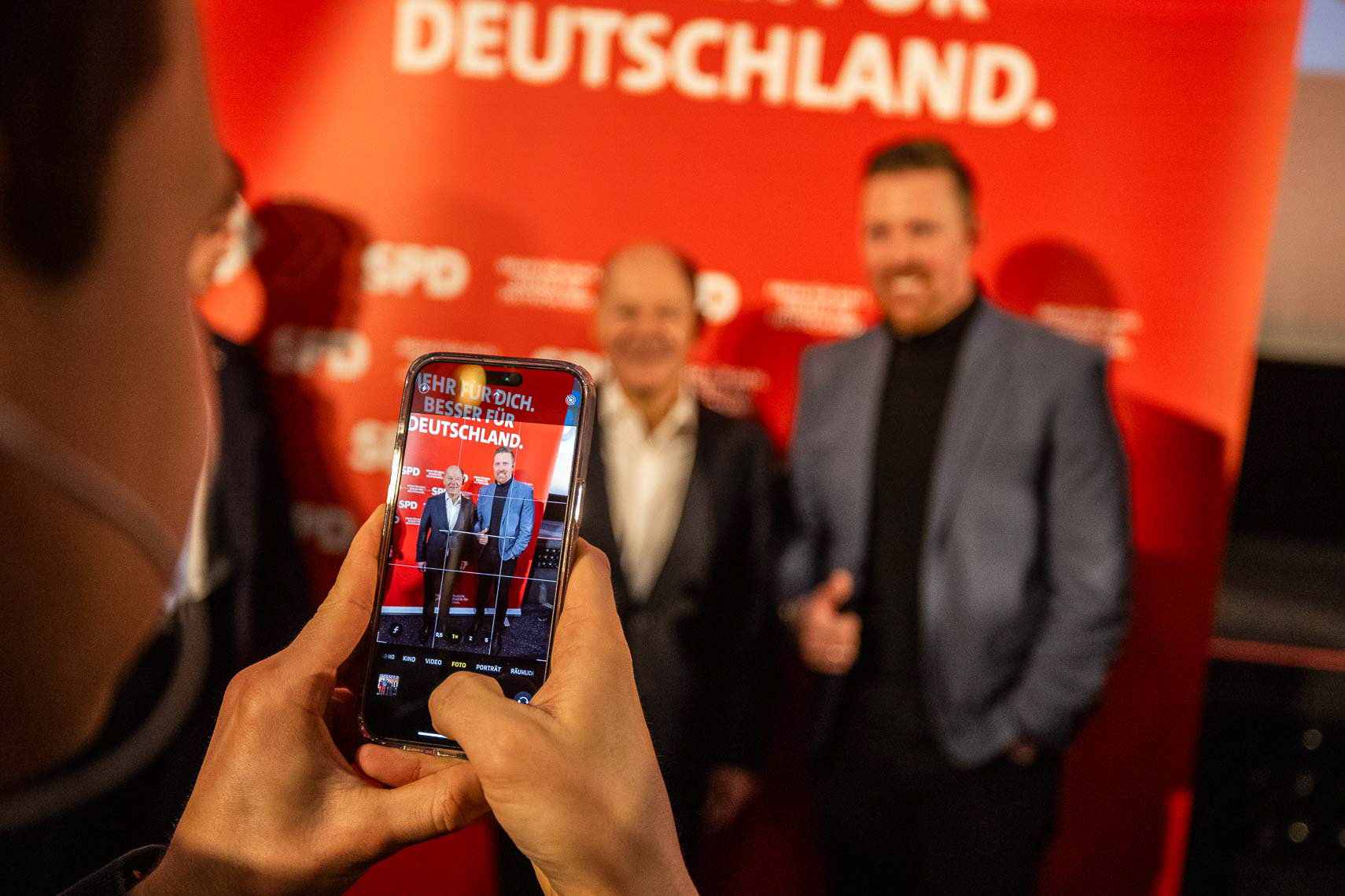 Selfie mit dem Bundeskanzler Olaf Scholz (66) im Cineplex Kino Kassel