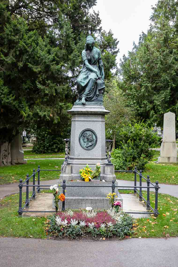 Grabdenkmal für Wolfgang Amadeus Mozart (1756 - 1791) auf dem Wiener Zentralfriedhof in Gruppe 32 A. Bestattet ist Wolfgang Amadeus Mozart am St. Marxer Friedhof.