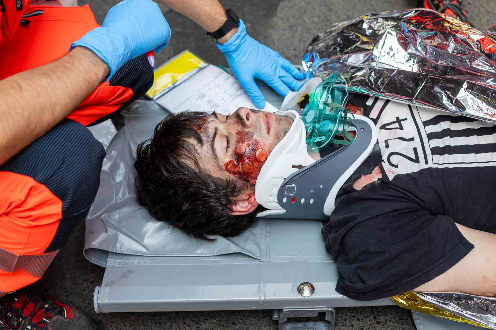Im Rahmen der ASB-Bundesgroßübung wurde am Hauptbahnhof Kassel ein schwerer Bahnunfall mit zahlreichen Verletzten simuliert. Einsatzkräfte von ASB und anderen Hilfsorganisationen koordinierten die Evakuierung, Erstversorgung und den Abtransport der Betroffenen. Ziel der Übung war die Verbesserung der Zusammenarbeit und Transportlogistik bei einem Massenanfall von Verletzten. 27. Juni 2025, Kassel / Hessen / Deutschland