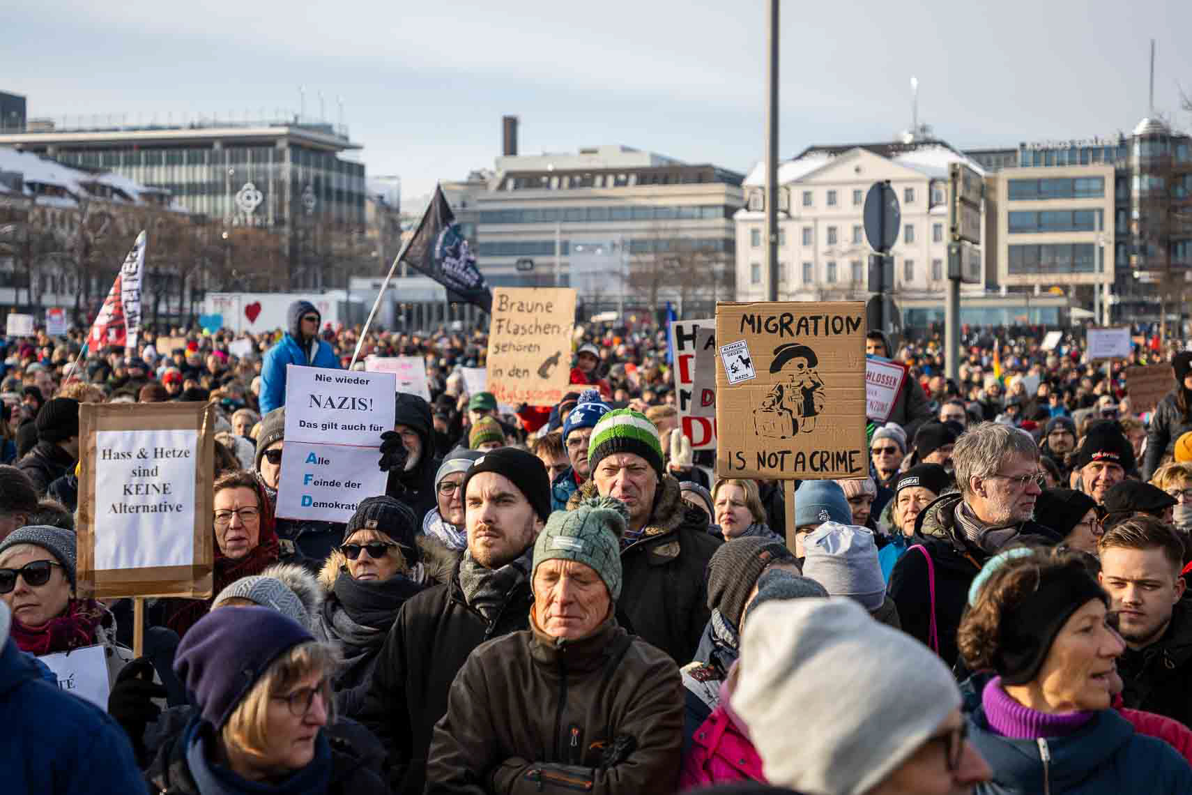 Rund 15.000 Menschen versammelten sich vor dem Staatstheater am Friedrichsplatz zu einer Kundgebung gegen Rechtsextremismus und die AfD. Die vom Bündnis “Kassel steht zusammen” organisierte Demonstration übertraf die ursprünglich angemeldeten 1.000 Teilnehmer um das 15-fache. Oberbürgermeister Sven Schoeller (Grüne) betonte in seiner Rede die Bedeutung der Demokratie und der Unantastbarkeit der Menschenwürde. Die friedliche Demonstration war Teil der bundesweiten Protestwelle gegen die durch die Correctiv-Recherche bekannt gewordenen Deportationspläne von Rechtsextremen. 20. Januar 2024, Kassel / Hessen / Deutschland