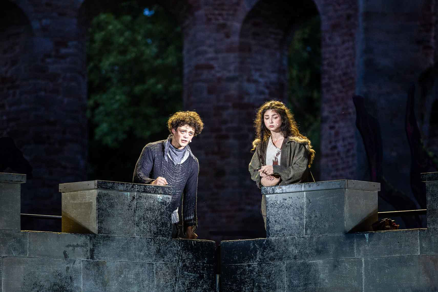 Vincent Lang (Birk), Myriam Ahkoundov (Ronja), Generalprobe "Ronja Räubertochter" bei den 74. Bad Hersfelder Festspiele, 19. Juni 2025, Stiftsruine Bad Hersfeld / Hessen / Deutschland