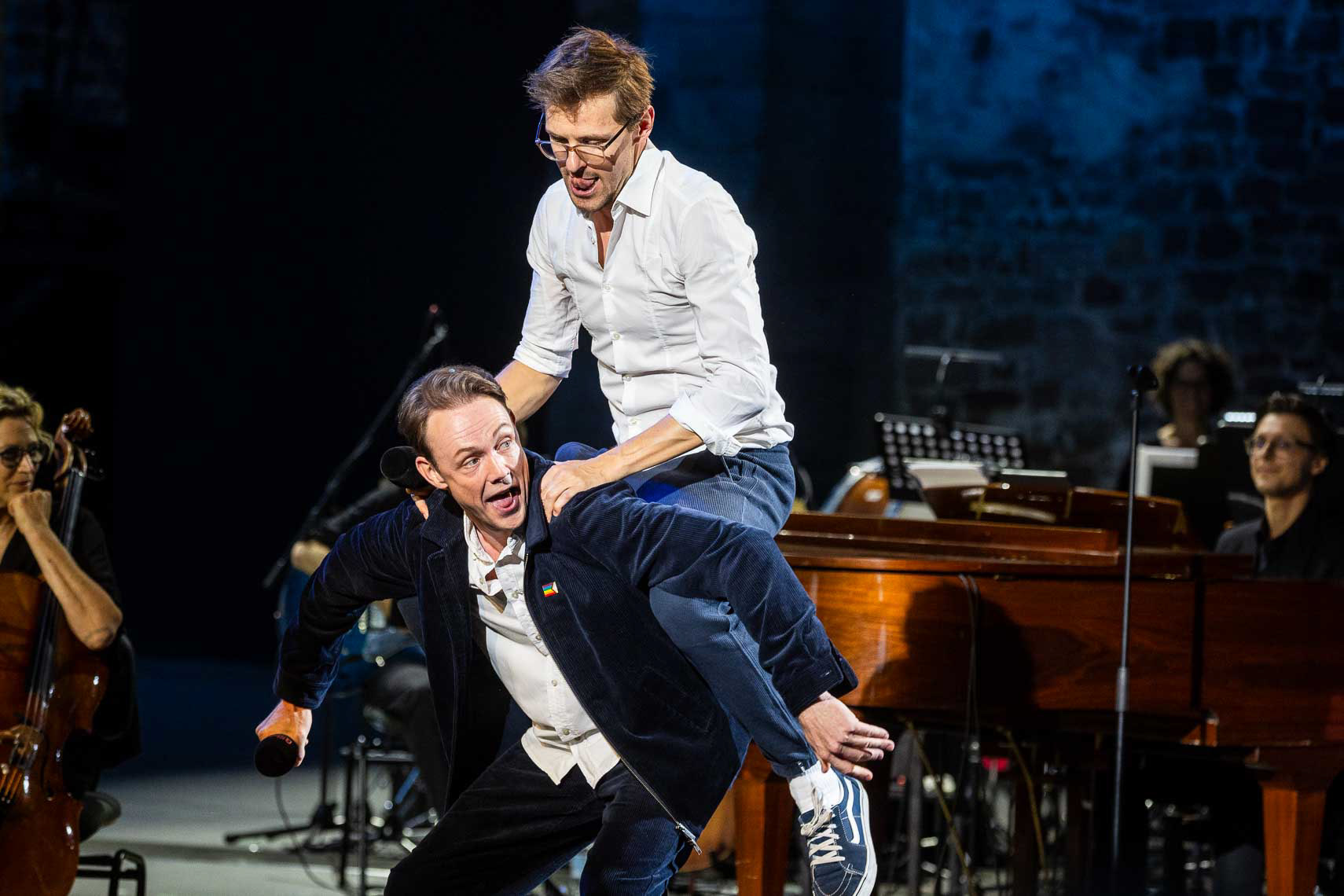 Christopher Bolam und Benjamin Sommerfeld bei der Abschlussgala der 75. Bad Hersfelder Festspiele in der Stiftsruine in Bad Hersfeld, Hessen, Deutschland, 16. August 2026