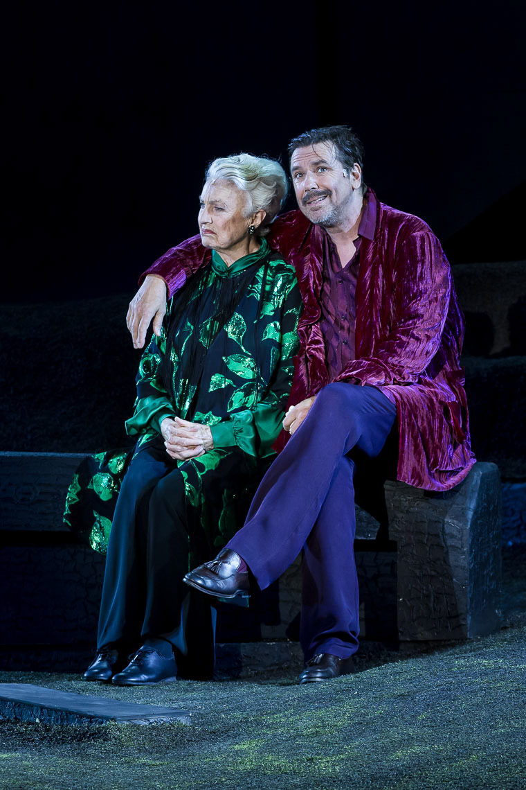 Nicole Heesters (Jedermanns Mutter) mit Michael Maertens (Jedermann) während der Medienprobe / Generalprobe zu „Jedermann - Das Spiel vom Sterben des reichen Mannes” von Hugo von Hofmannsthal (1974 - -1929) bei den Salzburger Festspiele 2023