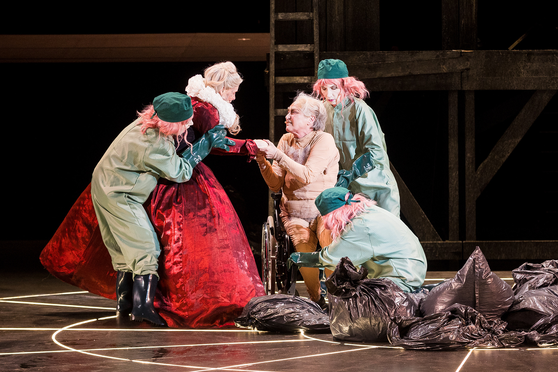 Beatrix Doderer (Närrin) mit Friederike Ott (Cordelia), Charlotte Schwab (König Lear), Anna Graenzer (Närrin) und Bettina Hauenschild (Närrin) während der Medienprobe zu „König Lear” bei den 72. Bad Hersfelder Festspiele am 28. Juni 2023 in der Stiftsruine Bad Hersfeld / Hessen / Deutschland