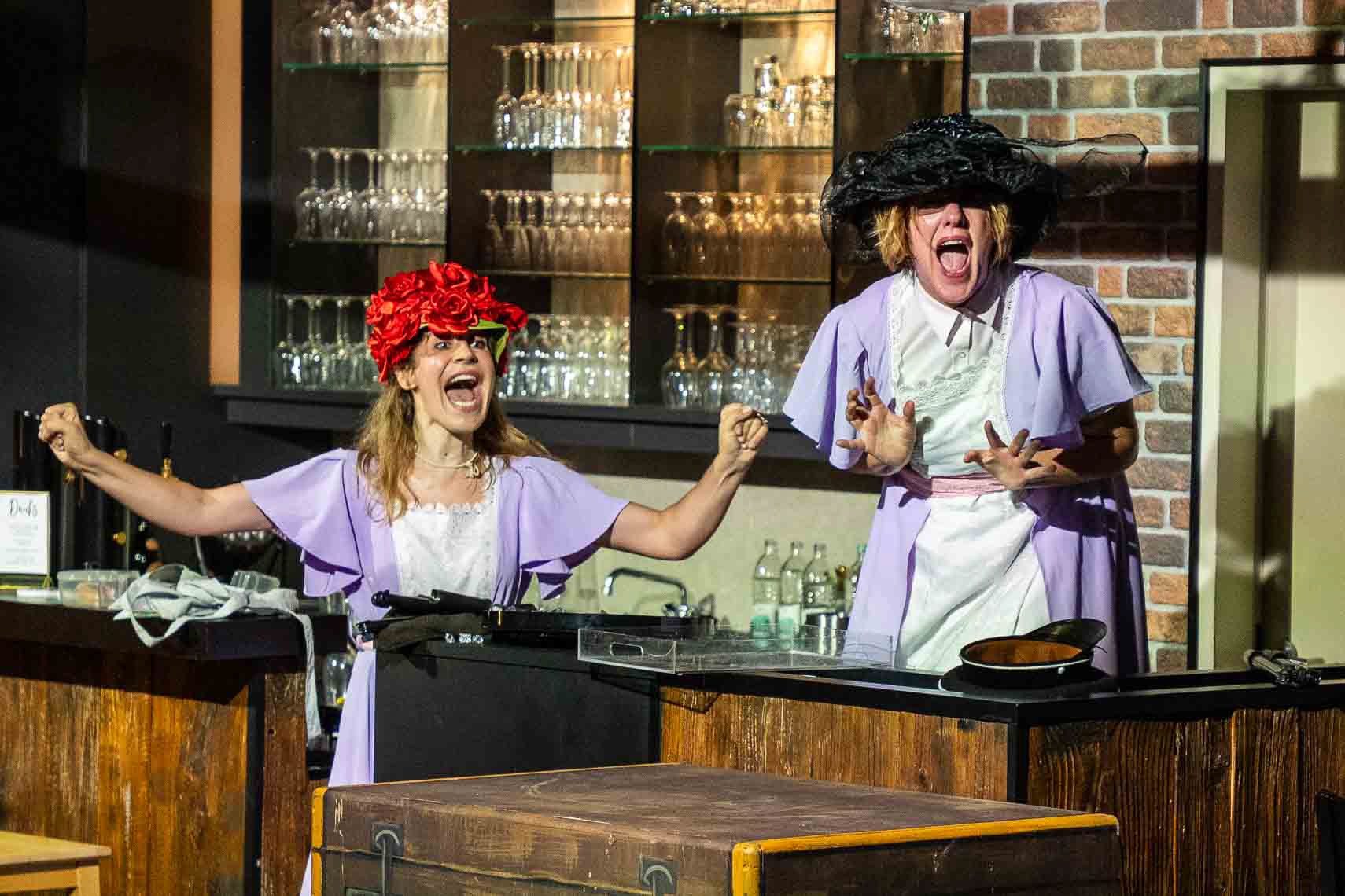 Antonia Schirmeister (Elli) und Silke Buchholz (Alberta) während der Premiere von „Titanic - Schöne Menschen spielen große Gefühle“ bei den 74. Bad Hersfelder Festspiele im Konrads im Schilde-Park, aufgenommen am 14. August 2025 in Bad Hersfeld (Hessen).