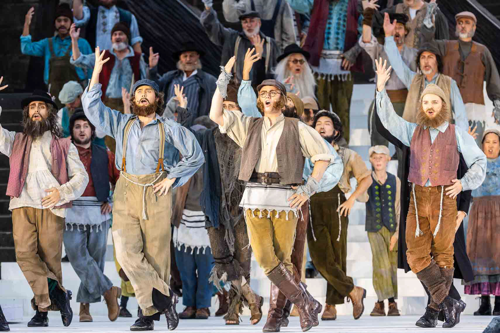 Bosse Vogt (Mottel) mit Ensemble während der Generalprobe zu "Anatevka (Fiddler on the Roof)" bei den Domstufen-Festspielen des Theater Erfurt am 31. Juli 2024 in Erfurt / Thüringen / Deutschland