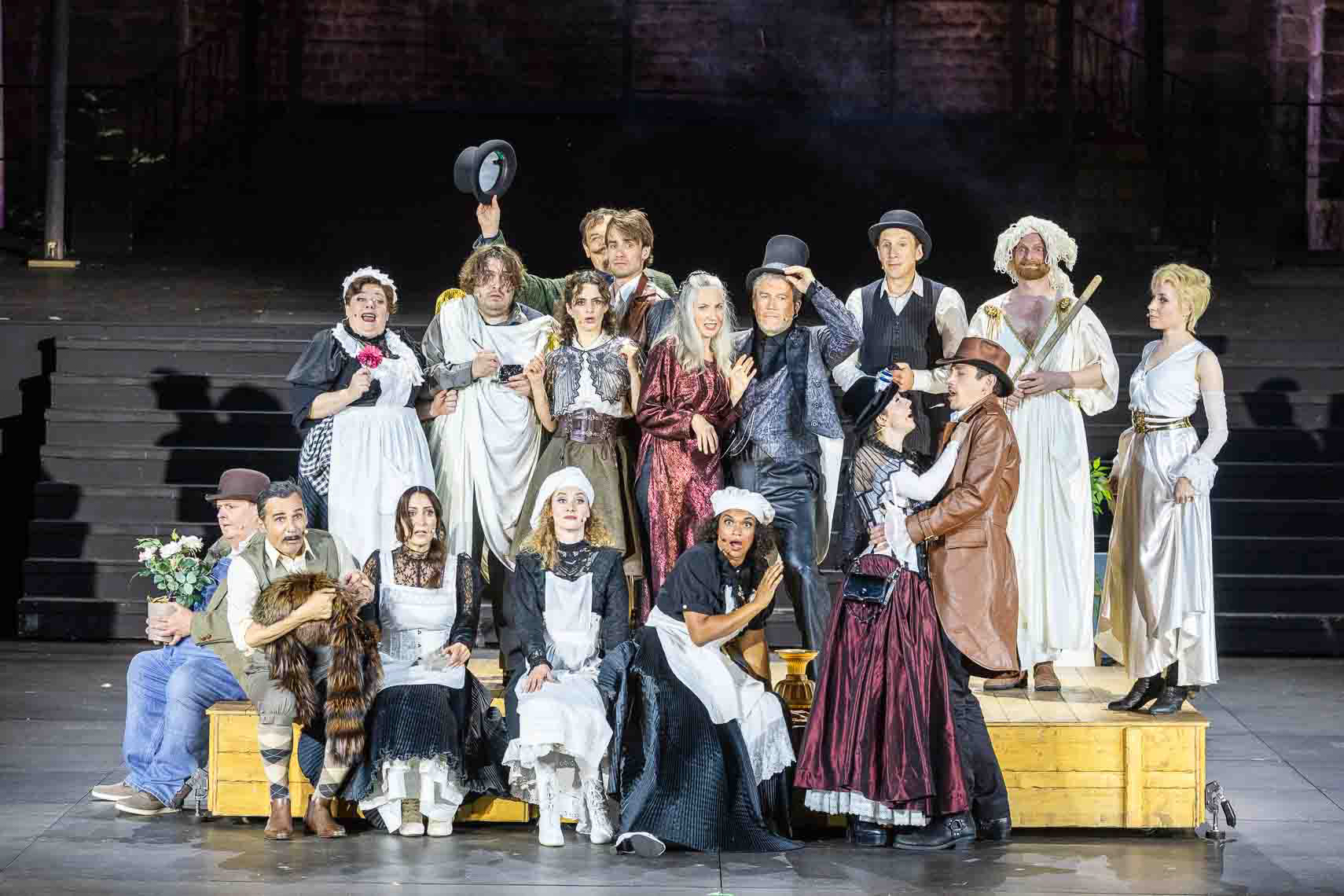 Ensemble während der Generalprobe "Sommernachtsträume" bei den 74. Bad Hersfelder Festspiele 2025, aufgenommen am 18. Juni 2025 in der Stiftsruine Bad Hersfeld (Hessen).