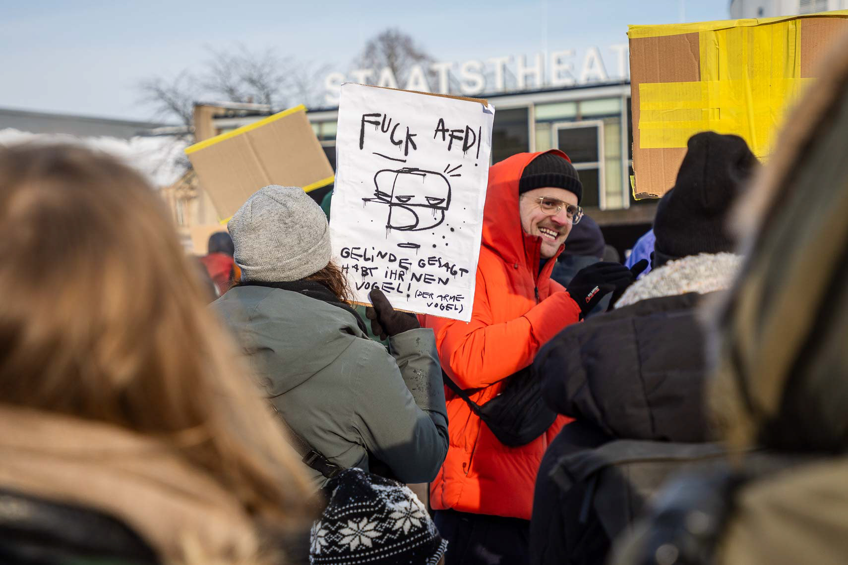 Rund 15.000 Menschen versammelten sich vor dem Staatstheater am Friedrichsplatz zu einer Kundgebung gegen Rechtsextremismus und die AfD. Die vom Bündnis “Kassel steht zusammen” organisierte Demonstration übertraf die ursprünglich angemeldeten 1.000 Teilnehmer um das 15-fache. Oberbürgermeister Sven Schoeller (Grüne) betonte in seiner Rede die Bedeutung der Demokratie und der Unantastbarkeit der Menschenwürde. Die friedliche Demonstration war Teil der bundesweiten Protestwelle gegen die durch die Correctiv-Recherche bekannt gewordenen Deportationspläne von Rechtsextremen. 20. Januar 2024, Kassel / Hessen / Deutschland
