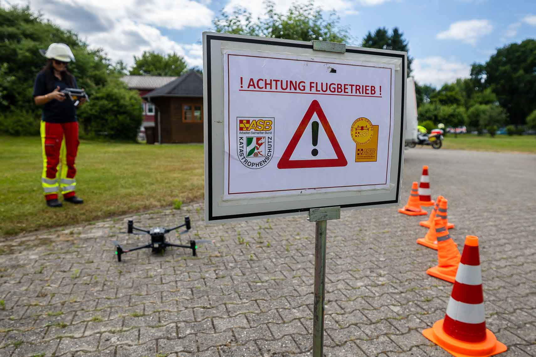 Im Rahmen der dritten ASB-Bundesgroßübung mit rund 900 Beteiligten proben Einsatzkräfte das Wasserrettungsszenario auf der Fulda: Angenommen wird das Kentern eines Drachenboots mit 20 Teilnehmenden bei starker Strömung. Die Rettung und Versorgung der Verunglückten sowie der Aufbau eines Fährbetriebs zur schnellen Überquerung des Flusses stellen die Einsatzkräfte vor besondere Herausforderungen. Ziel der Übung ist die Optimierung der Wasserrettung und der Koordination zwischen Wasser- und Landrettungseinheiten unter extremen Bedingungen. 27. Juni 2025, Kassel / Hessen / Deutschland