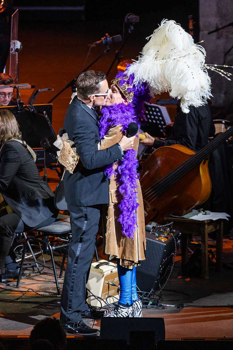 Christof Messner und David Jakobs während der Abschluss-Gala der 74. Bad Hersfelder Festspiele in der Stiftsruine, aufgenommen am 18. August 2025 in Bad Hersfeld (Hessen)