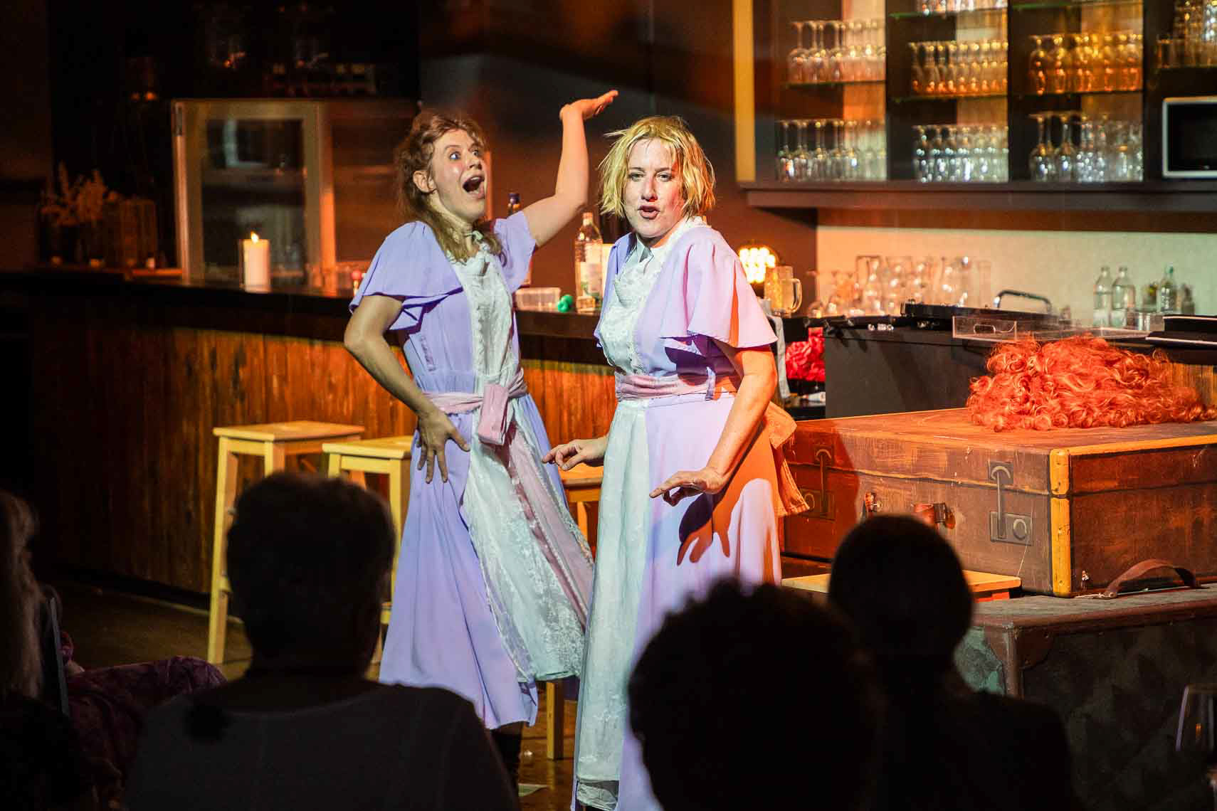 Antonia Schirmeister (Elli) und Silke Buchholz (Alberta) während der Premiere von „Titanic - Schöne Menschen spielen große Gefühle“ bei den 74. Bad Hersfelder Festspiele im Konrads im Schilde-Park, aufgenommen am 14. August 2025 in Bad Hersfeld (Hessen).