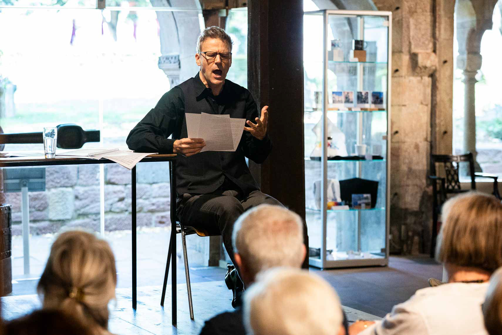 Alexander Netschajew während der literarisch-musikalischen Matinee „Die Freiheit hat man satt am End`“ zum Ende der Ende der nationalsozialistischen Gewaltherrschaft in Deutschland im Kapitelsaal des Museums im Stiftsbezirk, aufgenommen am 10. August 2025 in Bad Hersfeld / Hessen / Deutschland