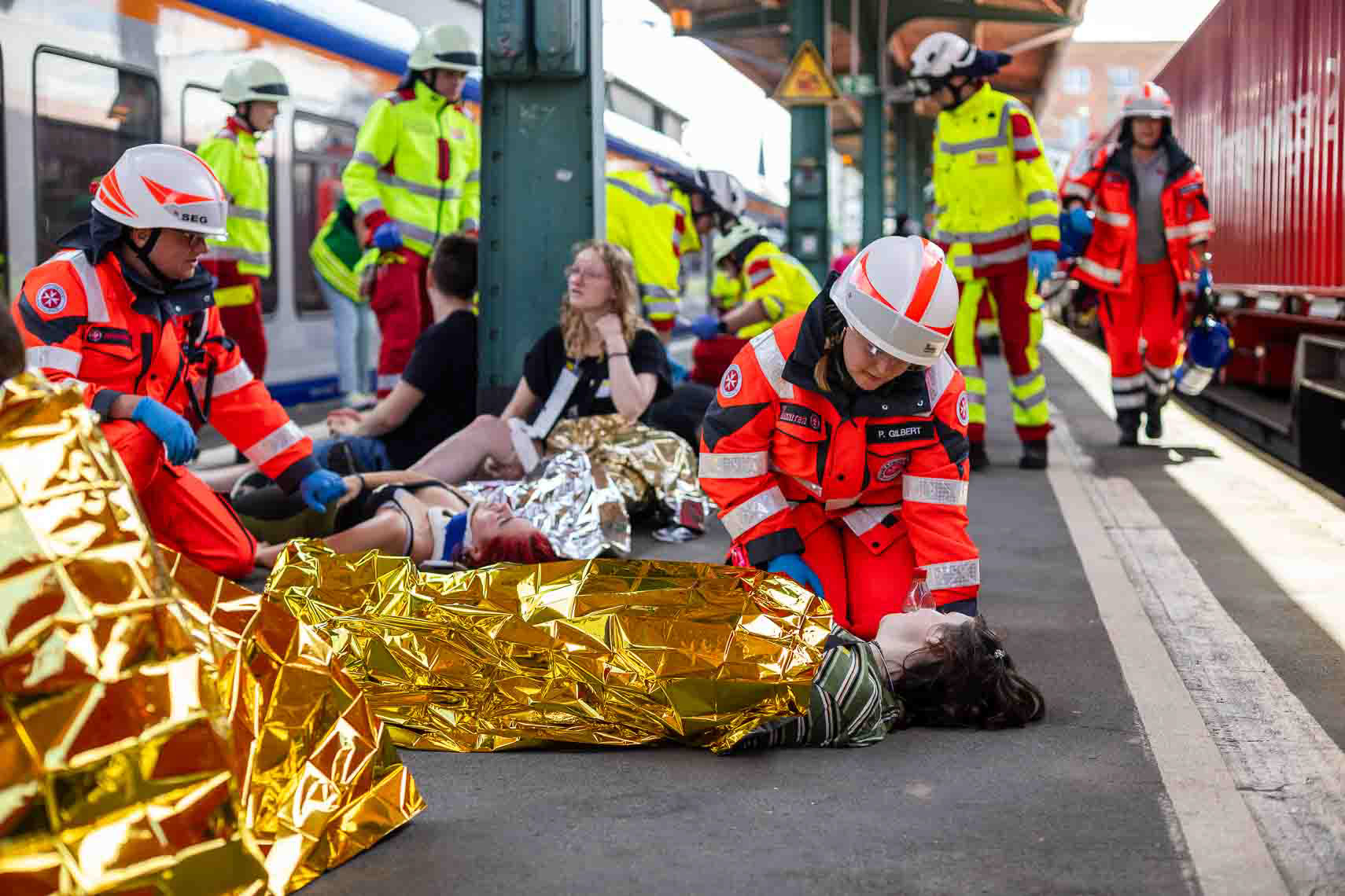 Im Rahmen der ASB-Bundesgroßübung wurde am Hauptbahnhof Kassel ein schwerer Bahnunfall mit zahlreichen Verletzten simuliert. Einsatzkräfte von ASB und anderen Hilfsorganisationen koordinierten die Evakuierung, Erstversorgung und den Abtransport der Betroffenen. Ziel der Übung war die Verbesserung der Zusammenarbeit und Transportlogistik bei einem Massenanfall von Verletzten. 27. Juni 2025, Kassel / Hessen / Deutschland