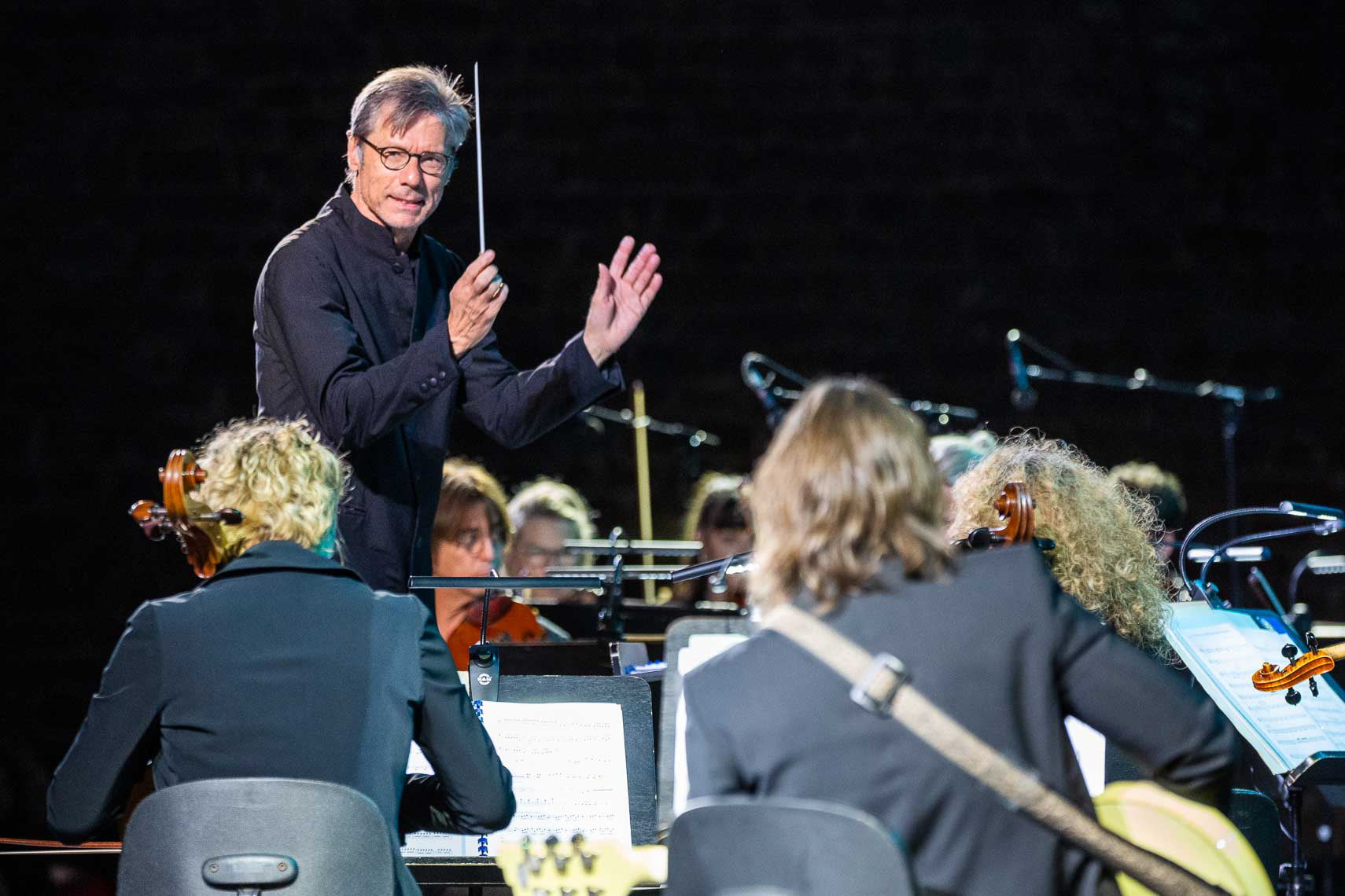 Christoph Wohlleben (Musikalische Leitung) während der Abschluss-Gala der 74. Bad Hersfelder Festspiele in der Stiftsruine, aufgenommen am 18. August 2025 in Bad Hersfeld (Hessen).