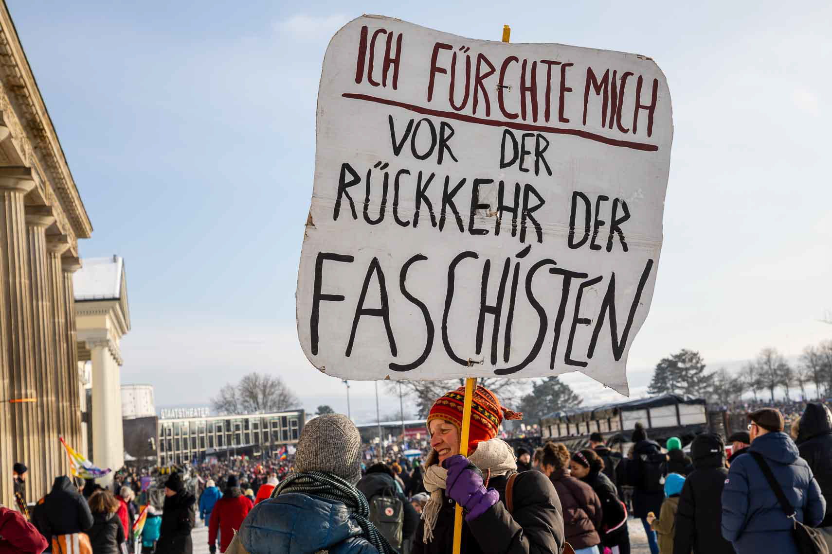 Rund 15.000 Menschen versammelten sich vor dem Staatstheater am Friedrichsplatz zu einer Kundgebung gegen Rechtsextremismus und die AfD. Die vom Bündnis “Kassel steht zusammen” organisierte Demonstration übertraf die ursprünglich angemeldeten 1.000 Teilnehmer um das 15-fache. Oberbürgermeister Sven Schoeller (Grüne) betonte in seiner Rede die Bedeutung der Demokratie und der Unantastbarkeit der Menschenwürde. Die friedliche Demonstration war Teil der bundesweiten Protestwelle gegen die durch die Correctiv-Recherche bekannt gewordenen Deportationspläne von Rechtsextremen. 20. Januar 2024, Kassel / Hessen / Deutschland