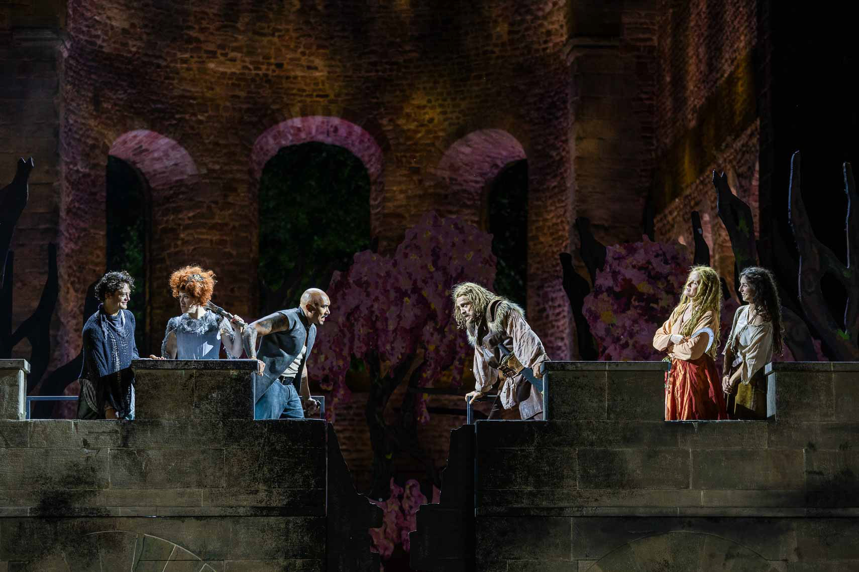 Vincent Lang (Birk), Nele Neugebauer (Undis), Andrés Mendez (Bork), Denis Schmidt (Matthis), Claudia Graue (Lovis), Myriam Ahkoundov (Ronja), Generalprobe "Ronja Räubertochter" bei den 74. Bad Hersfelder Festspiele, 19. Juni 2025, Stiftsruine Bad Hersfeld / Hessen / Deutschland