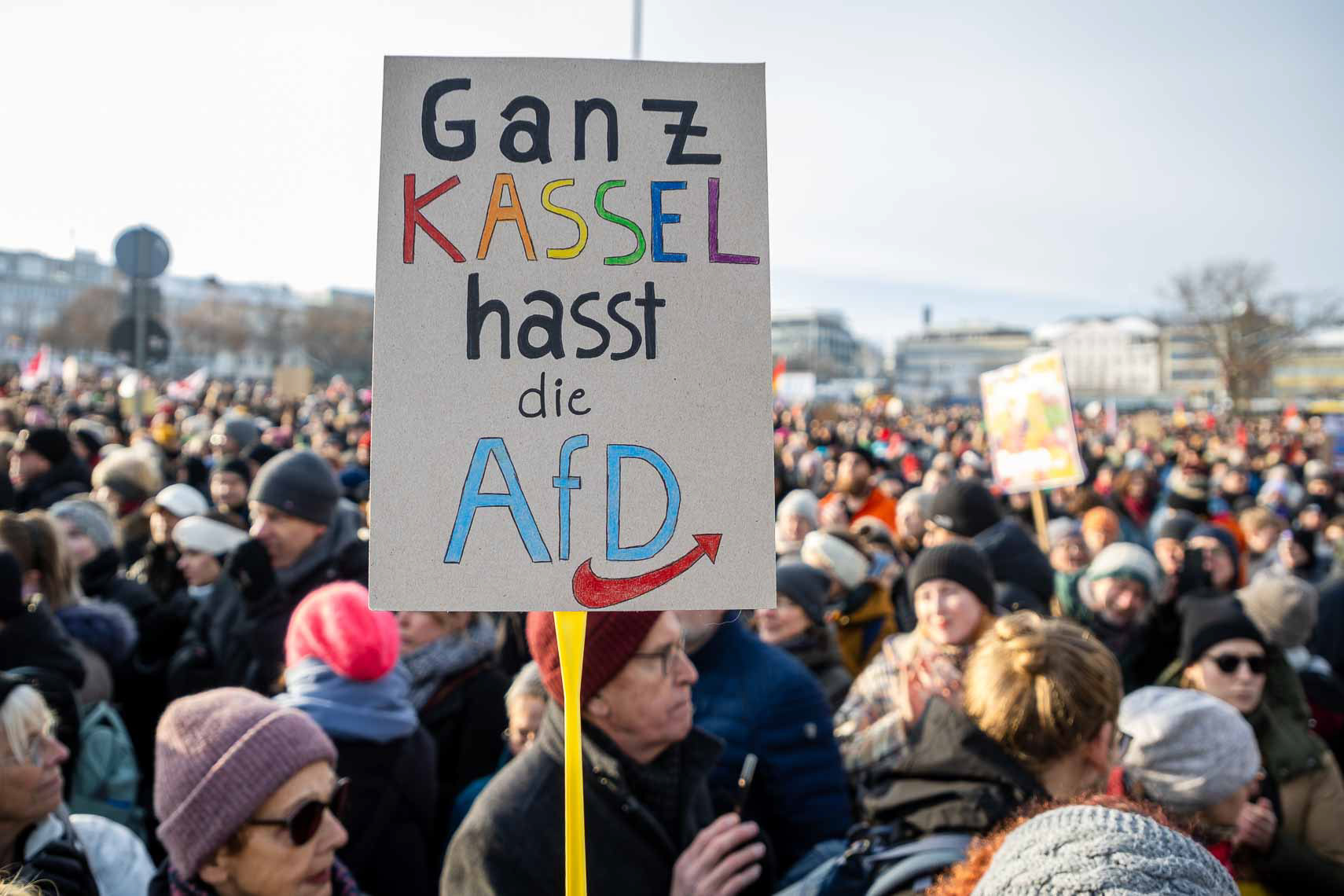 Rund 15.000 Menschen versammelten sich vor dem Staatstheater am Friedrichsplatz zu einer Kundgebung gegen Rechtsextremismus und die AfD. Die vom Bündnis “Kassel steht zusammen” organisierte Demonstration übertraf die ursprünglich angemeldeten 1.000 Teilnehmer um das 15-fache. Oberbürgermeister Sven Schoeller (Grüne) betonte in seiner Rede die Bedeutung der Demokratie und der Unantastbarkeit der Menschenwürde. Die friedliche Demonstration war Teil der bundesweiten Protestwelle gegen die durch die Correctiv-Recherche bekannt gewordenen Deportationspläne von Rechtsextremen. 20. Januar 2024, Kassel / Hessen / Deutschland