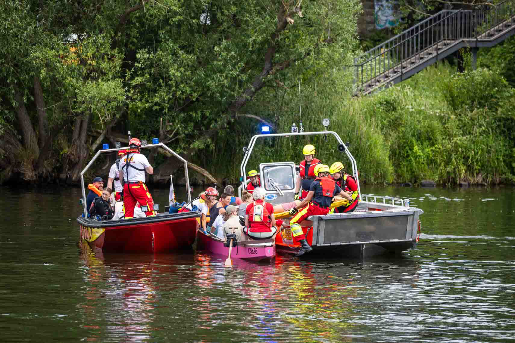 Im Rahmen der dritten ASB-Bundesgroßübung mit rund 900 Beteiligten proben Einsatzkräfte das Wasserrettungsszenario auf der Fulda: Angenommen wird das Kentern eines Drachenboots mit 20 Teilnehmenden bei starker Strömung. Die Rettung und Versorgung der Verunglückten sowie der Aufbau eines Fährbetriebs zur schnellen Überquerung des Flusses stellen die Einsatzkräfte vor besondere Herausforderungen. Ziel der Übung ist die Optimierung der Wasserrettung und der Koordination zwischen Wasser- und Landrettungseinheiten unter extremen Bedingungen. 27. Juni 2025, Kassel / Hessen / Deutschland