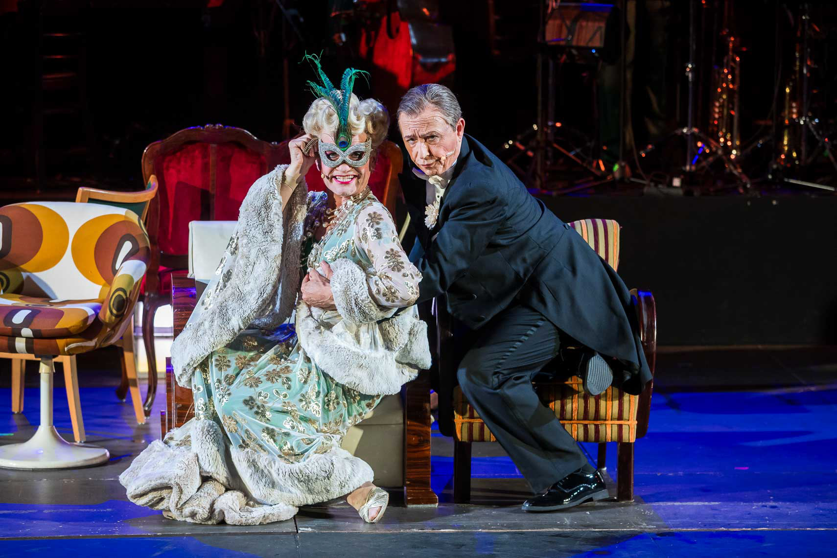 Christoph Marti (als Rosalinde von Eisenstein) mit Tobias Bonn (als Gabriel von Eisenstein)