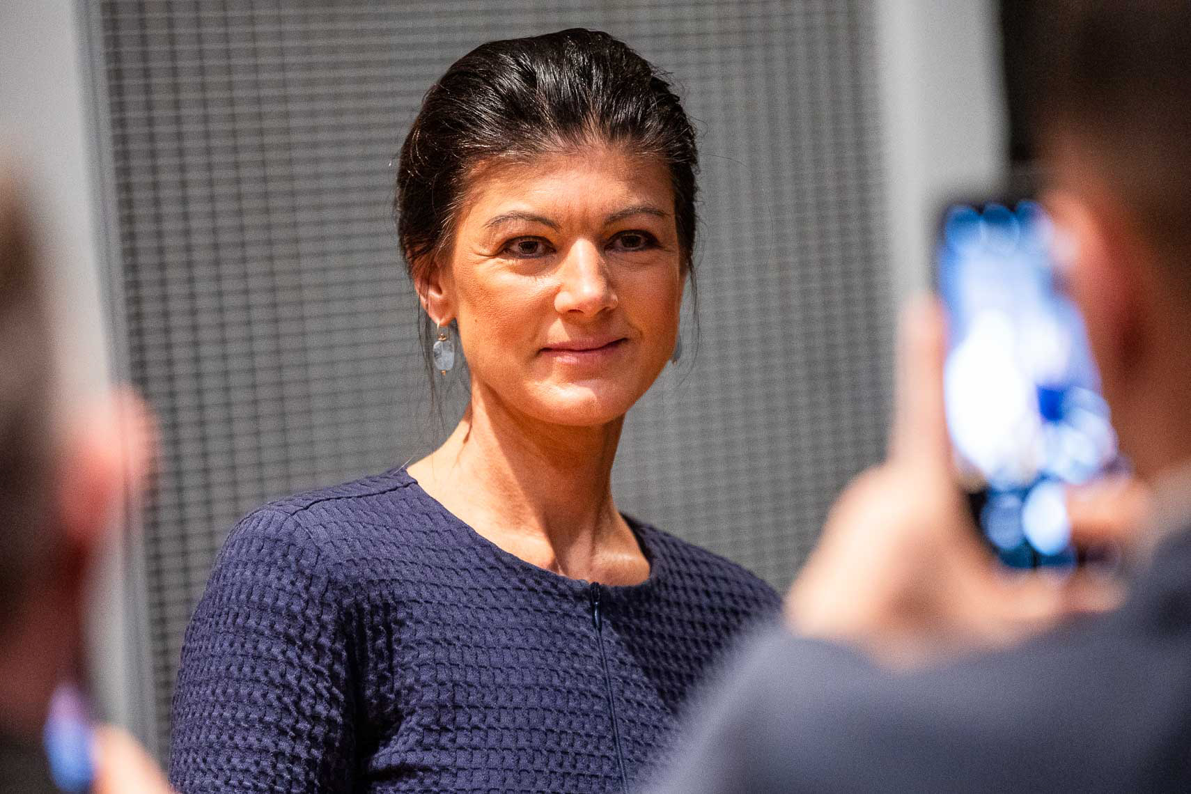 Sahra Wagenknecht lässt sich mit einem Smartphone fotografieren.