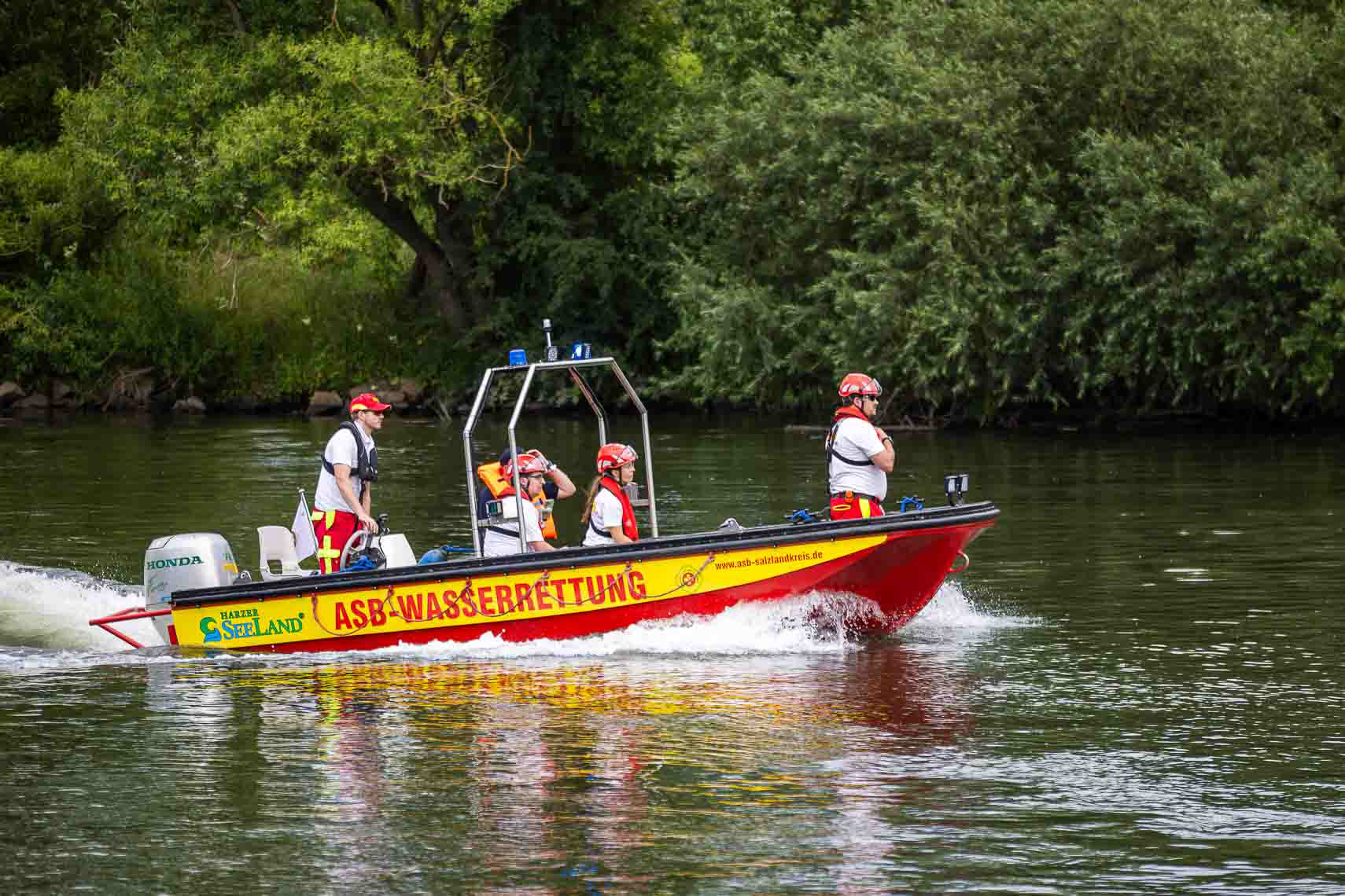 Im Rahmen der dritten ASB-Bundesgroßübung mit rund 900 Beteiligten proben Einsatzkräfte das Wasserrettungsszenario auf der Fulda: Angenommen wird das Kentern eines Drachenboots mit 20 Teilnehmenden bei starker Strömung. Die Rettung und Versorgung der Verunglückten sowie der Aufbau eines Fährbetriebs zur schnellen Überquerung des Flusses stellen die Einsatzkräfte vor besondere Herausforderungen. Ziel der Übung ist die Optimierung der Wasserrettung und der Koordination zwischen Wasser- und Landrettungseinheiten unter extremen Bedingungen. 27. Juni 2025, Kassel / Hessen / Deutschland