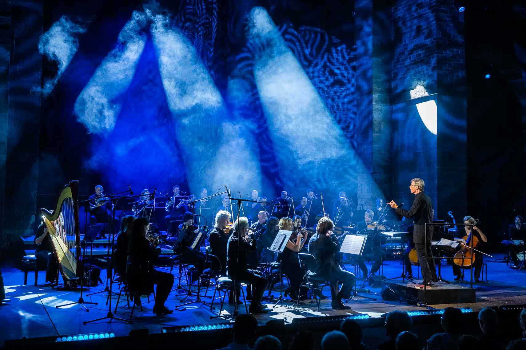 Christoph Wohlleben mit Orchester bei der Abschlussgala der 75. Bad Hersfelder Festspiele in der Stiftsruine in Bad Hersfeld, Deutschland, 16. August 2026