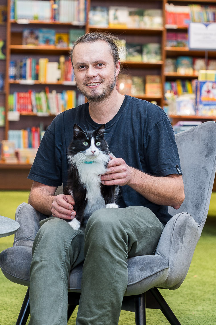 Globetrotter Martin Klauka (37) reiste auf dem Motorrad mit seinem Kater Mogli (6) fünf Jahre durch 22 Länder (Europa, Türkei, Iran, Dubai, Pakistan, Indien und Nepal). Der ehemalige Mitarbeiter einer Spedition reiste mit dem Motorrad und fand den damals kleinen Kater in Marokko. Zurück in Deutschland veröffentlichte er sein Buch „Einmal mit der Katze um die halbe Welt: Meine unglaublichen Erlebnisse mit Mogli”, welches er nun auf seiner Deutschlandreise vorstellt.