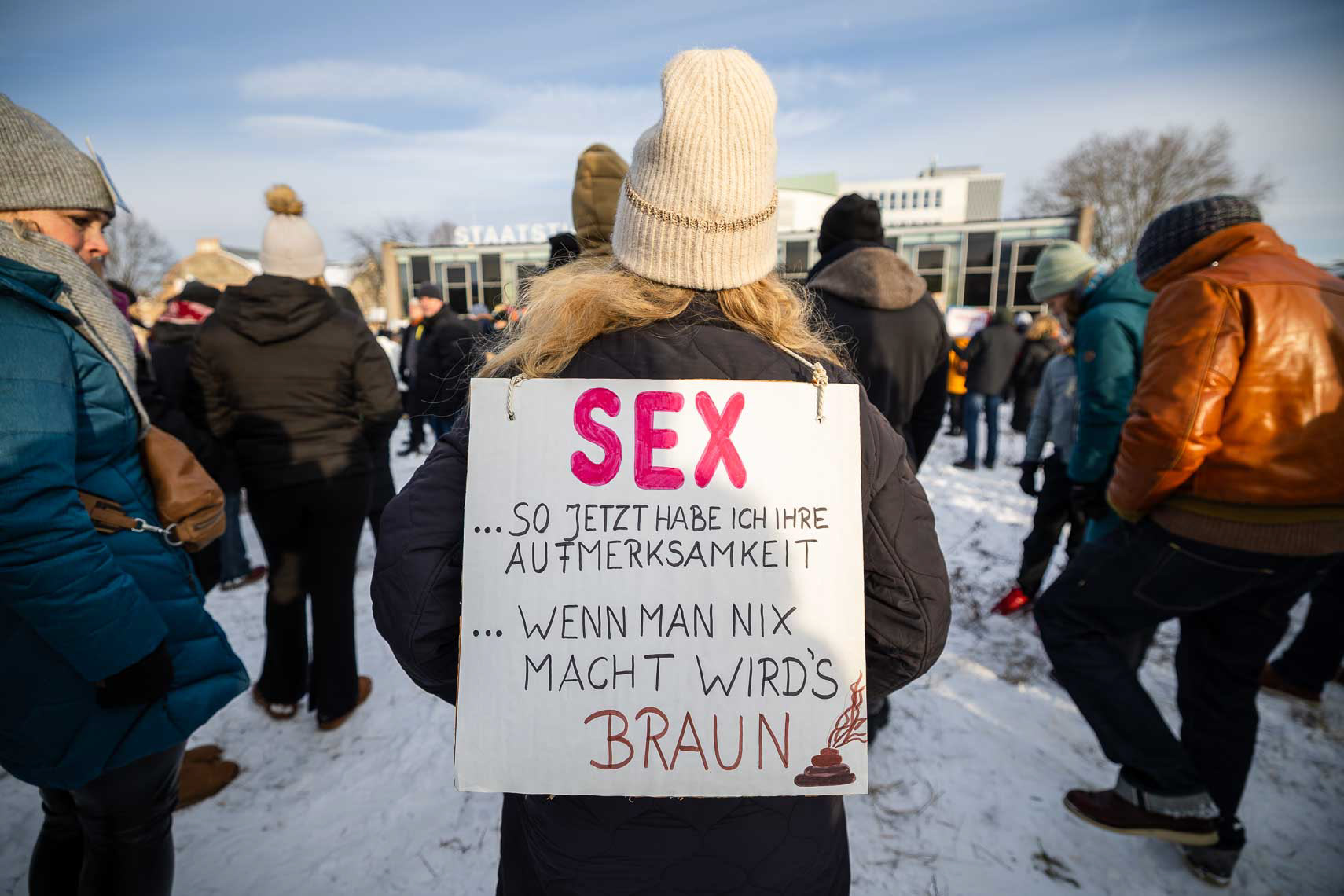 Rund 15.000 Menschen versammelten sich vor dem Staatstheater am Friedrichsplatz zu einer Kundgebung gegen Rechtsextremismus und die AfD. Die vom Bündnis “Kassel steht zusammen” organisierte Demonstration übertraf die ursprünglich angemeldeten 1.000 Teilnehmer um das 15-fache. Oberbürgermeister Sven Schoeller (Grüne) betonte in seiner Rede die Bedeutung der Demokratie und der Unantastbarkeit der Menschenwürde. Die friedliche Demonstration war Teil der bundesweiten Protestwelle gegen die durch die Correctiv-Recherche bekannt gewordenen Deportationspläne von Rechtsextremen. 20. Januar 2024, Kassel / Hessen / Deutschland