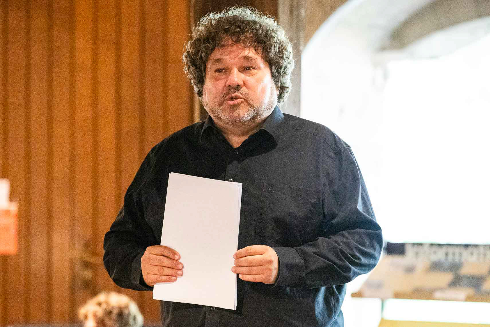 Joern Hinkel (Intendant) während der literarisch-musikalischen Matinee „Die Freiheit hat man satt am End`“ zum Ende der Ende der nationalsozialistischen Gewaltherrschaft in Deutschland im Kapitelsaal des Museums im Stiftsbezirk, aufgenommen am 10. August 2025 in Bad Hersfeld (Hessen).