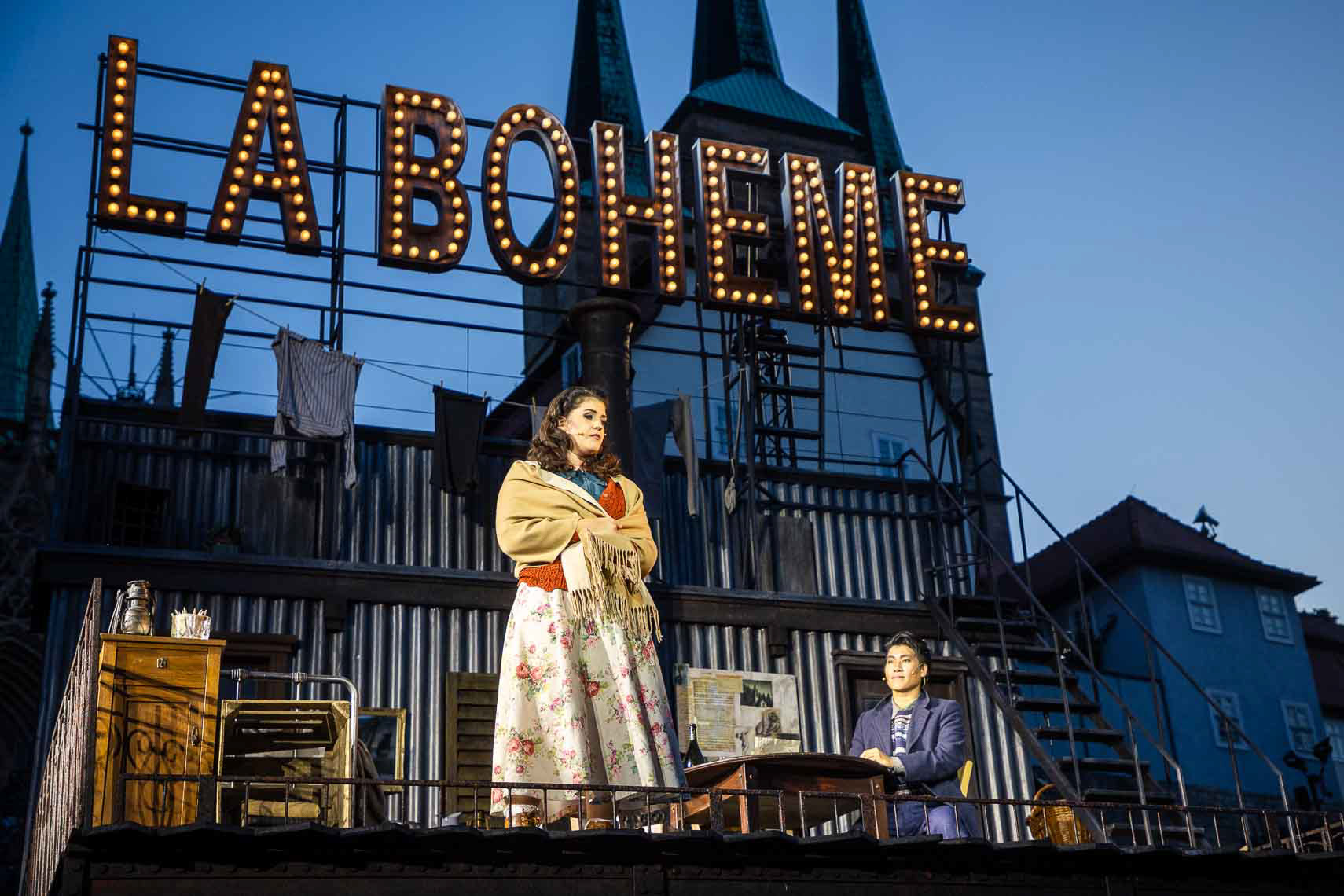 Shelly Jackson (Mimi) und Jongwoo Kim (Rodolfo) während der Generalprobe zu "La Bohème" bei den 32. Domstufen-Festspiele am 6. August 2025 auf dem Domplatz Erfurt / Thüringen / Deutschland