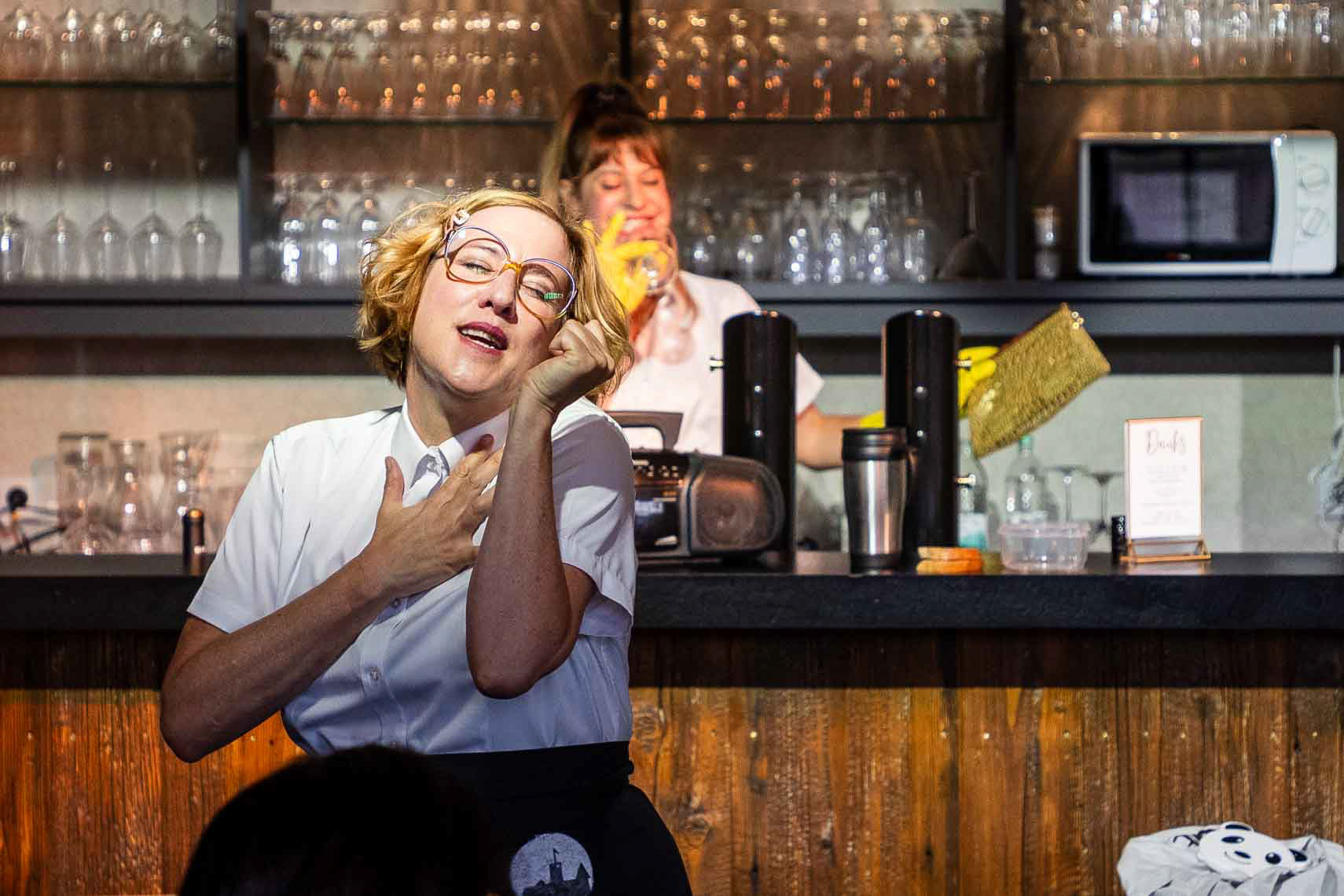 Silke Buchholz (Alberta) und Antonia Schirmeister (Elli) während der Premiere von „Titanic - Schöne Menschen spielen große Gefühle“ bei den 74. Bad Hersfelder Festspiele im Konrads im Schilde-Park, aufgenommen am 14. August 2025 in Bad Hersfeld (Hessen).