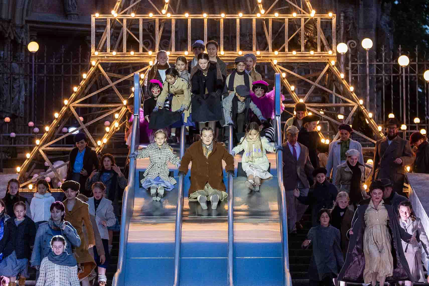 Ensemble auf der Rutsche während der Generalprobe zu "La Bohème" bei den 32. Domstufen-Festspiele, aufgenommen am 06. August 2025 in Erfurt (Thüringen).