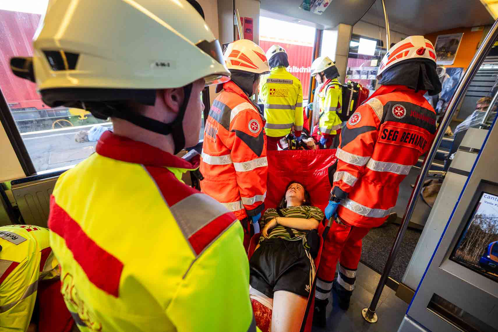 Im Rahmen der ASB-Bundesgroßübung wurde am Hauptbahnhof Kassel ein schwerer Bahnunfall mit zahlreichen Verletzten simuliert. Einsatzkräfte von ASB und anderen Hilfsorganisationen koordinierten die Evakuierung, Erstversorgung und den Abtransport der Betroffenen. Ziel der Übung war die Verbesserung der Zusammenarbeit und Transportlogistik bei einem Massenanfall von Verletzten. 27. Juni 2025, Kassel / Hessen / Deutschland