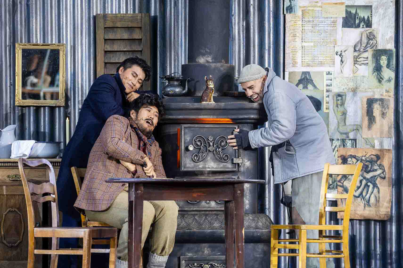 Jongwoo Kim (Rodolfo), Aaron Eunhyuk Lee (Colline) und Kammersänger Máté Sólyom Nagy (Marcello) während der Generalprobe zu "La Bohème" bei den 32. Domstufen-Festspiele am 6. August 2025 auf dem Domplatz Erfurt / Thüringen / Deutschland