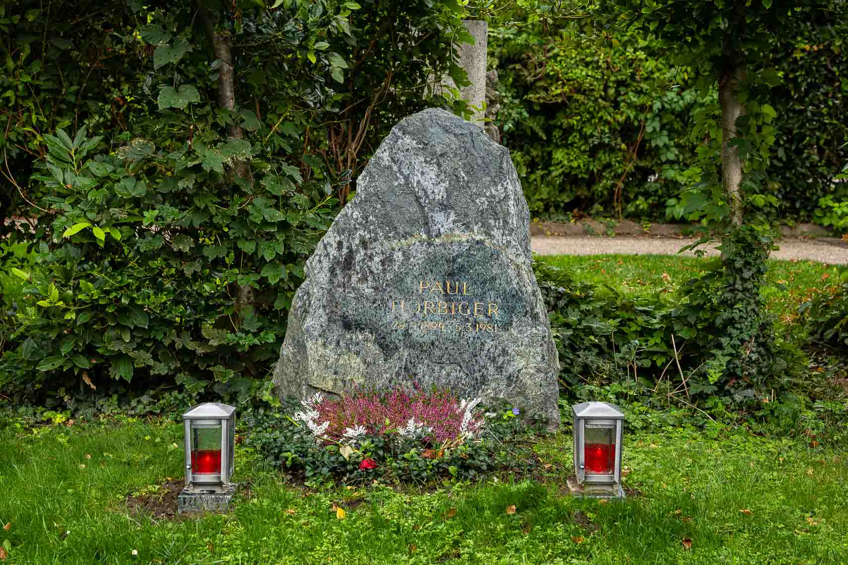 Ehrengrab von Schauspieler Paul Hörbiger (1984 - 1981) auf dem Wiener Zentralfriedhof in Gruppe 32 C, Nr. 52. Seine Bestattung wurde zu einem großen öffentlichen Ereignis eines Volksbegräbnis.