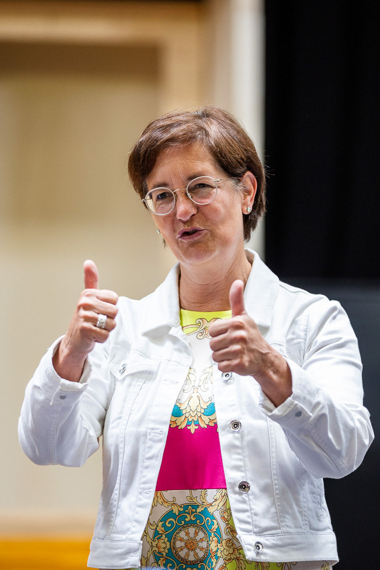 Bürgermeisterin Anke Hofmann (parteilos) während des Probenbeginns zu "Wie im Himmel" bei den 73. Bad Hersfelder Festspiele am 18. Juni 204 in der Probenhalle Bad Hersfeld / Hessen / Deutschland