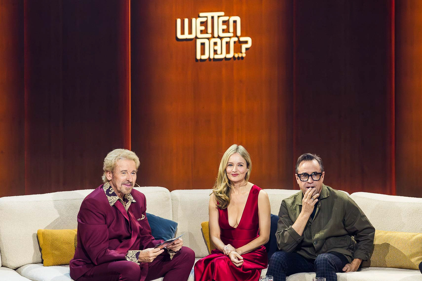 Thomas Gottschalk (73) mit Stefanie Stappenbeck (49), in einem roten Kleid der Nordhessischen Modedesignerin Kerstin Karges (43), Inhaberin des Berliner Modelabel „Kisui”, und Jan Josef Liefers (59)