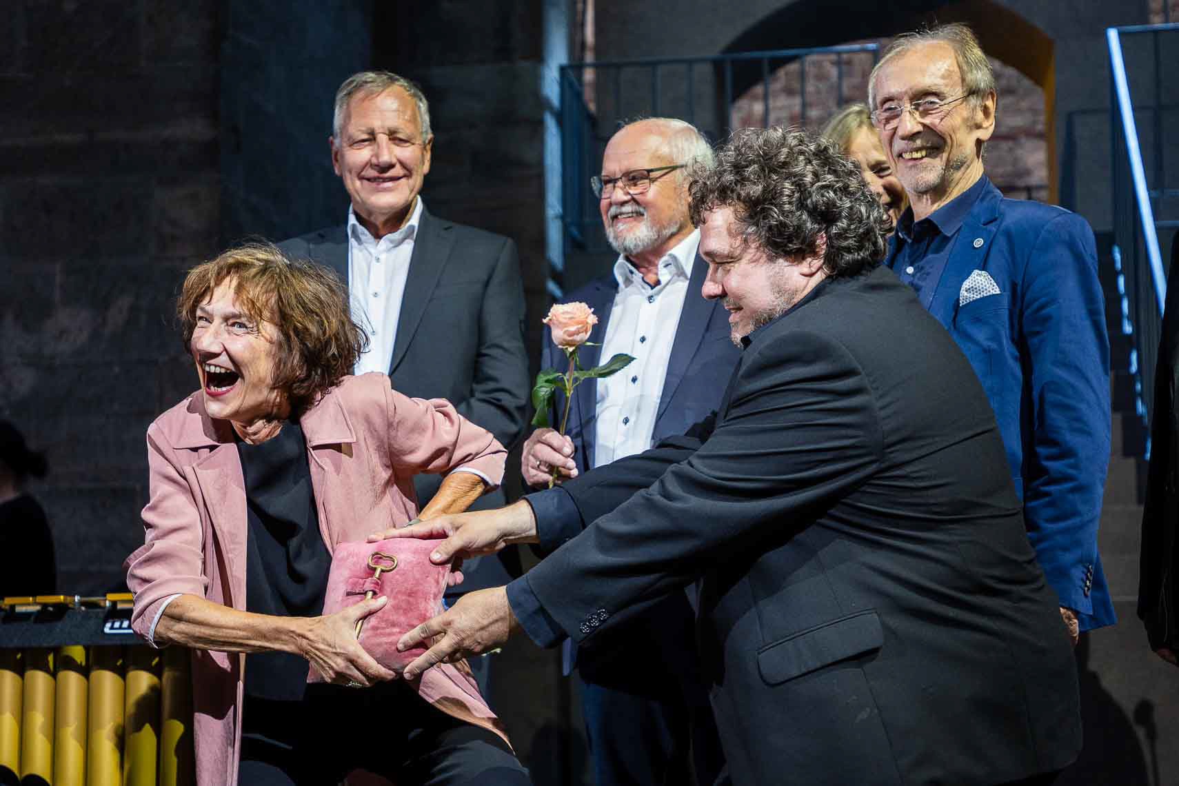 Elke Hesse (neue Intendantin ab 2026) erhält den Schlüssel zu den Festspielen von Joern Hinkel (scheidender Intendant)