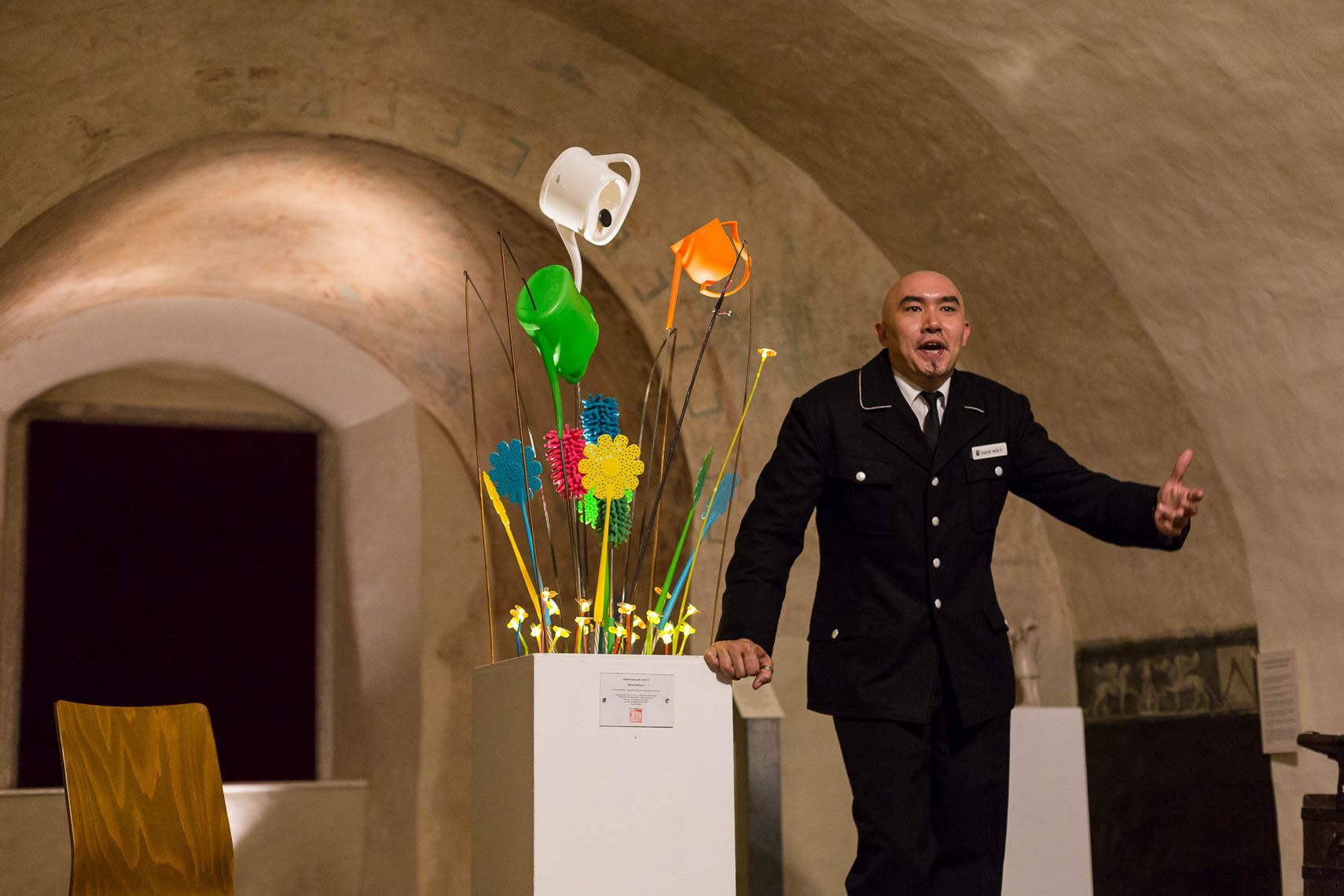 Andrés Mendez als Museumswärter Dave Holy in "Nipplejesus", dem Rahmenprogramm in der Kapelle in der Galerie im Stift während der 69. Bad Hersfelder Festspiele am 25. Juli 2019 in Bad Hersfeld / Hessen / Deutschland