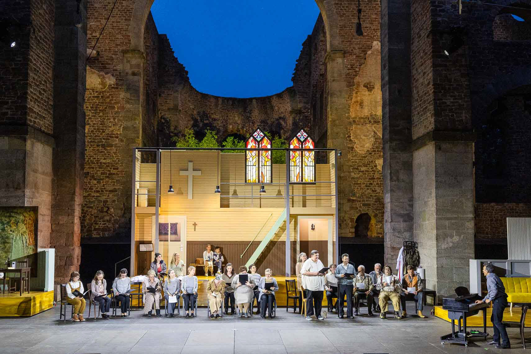 Ensemble während der Medienprobe zu "Wie im Himmel" bei den 73. Bad Herfsleder Festspiele am 25. Juli 204 in der Stiftsruine Bad Hersfeld / Hessen / Deutschland
