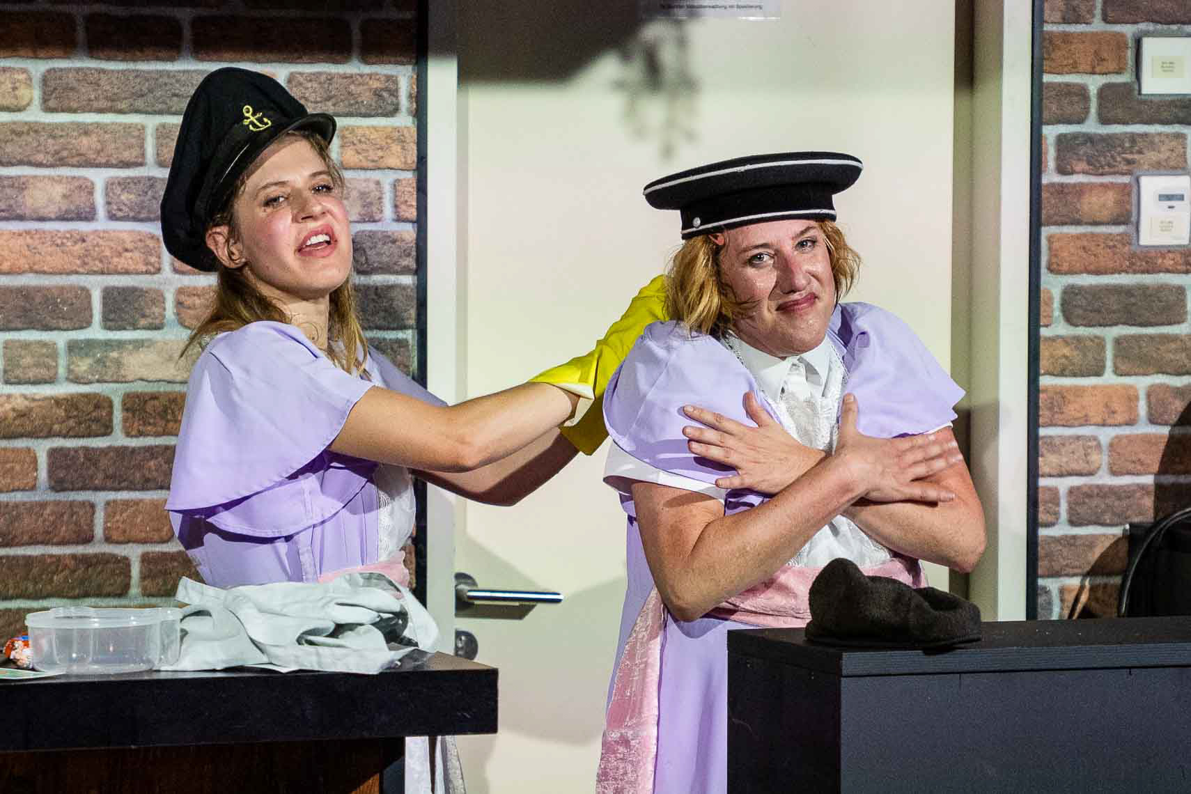 Antonia Schirmeister (Elli) und Silke Buchholz (Alberta) während der Premiere von „Titanic - Schöne Menschen spielen große Gefühle“ bei den 74. Bad Hersfelder Festspiele im Konrads im Schilde-Park, aufgenommen am 14. August 2025 in Bad Hersfeld (Hessen).