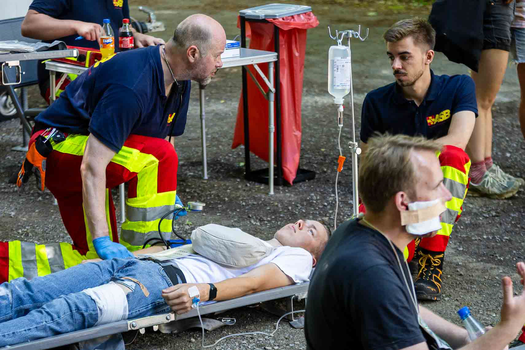 Im Rahmen der dritten ASB-Bundesgroßübung mit rund 900 Beteiligten trainieren Rettungskräfte, Sanitätseinheiten, Rettungshundestaffeln und Quads unter realistischen Bedingungen die Versorgung und Evakuierung von Verletzten sowie die koordinierte Suche nach vermissten Personen im schwierigen Gelände. Grundlage der Übung ist das angenommene Szenario eines Heißluftballonabsturzes während eines illegalen Festivals an der Hessenschanze. Ziel ist die Optimierung der Zusammenarbeit aller Einsatzkräfte bei Großschadenslagen. 27. Juni 2025, Kassel / Hessen / Deutschland