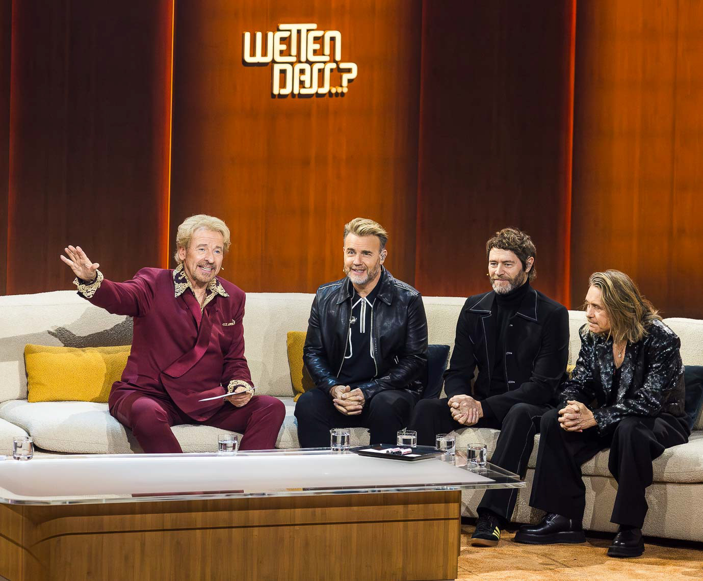 Thomas Gottschalk (73) mit Gary Barlow (52), Howard Paul Donald (55) und Mark Anthony Patrick Owen (51) von Take That