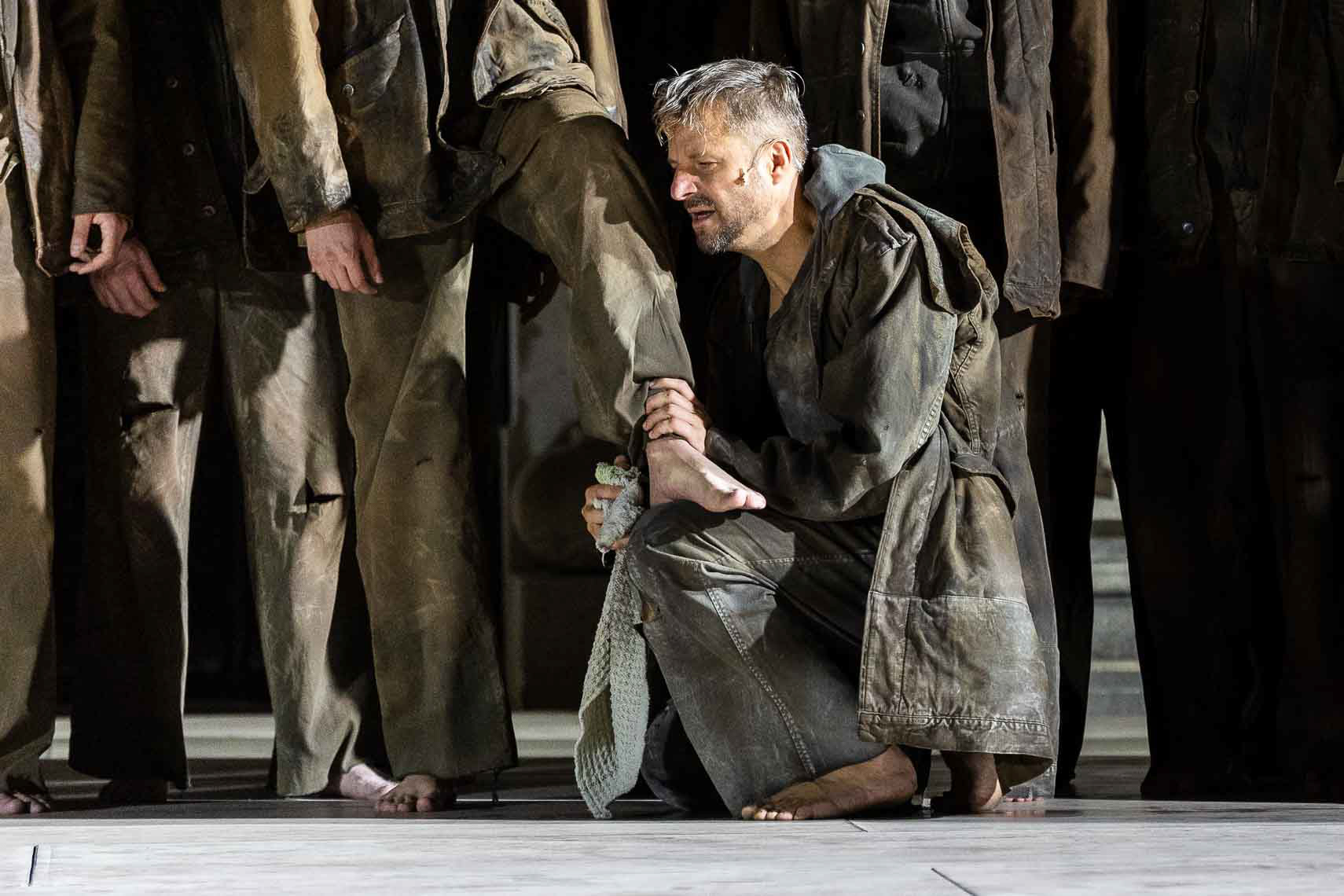 Philipp Hochmair (Jedermann) während der Generalprobe zu "Jedermann - Das Spiel vom Sterben des Reichen Mannes" von Hugo von Hofmannsthal (1874 - 1929) bei den Salzburger Festspielen 2024 am 17. Juli 2024 auf dem Domplatz Salzburg / Land Salzburg / Österreich