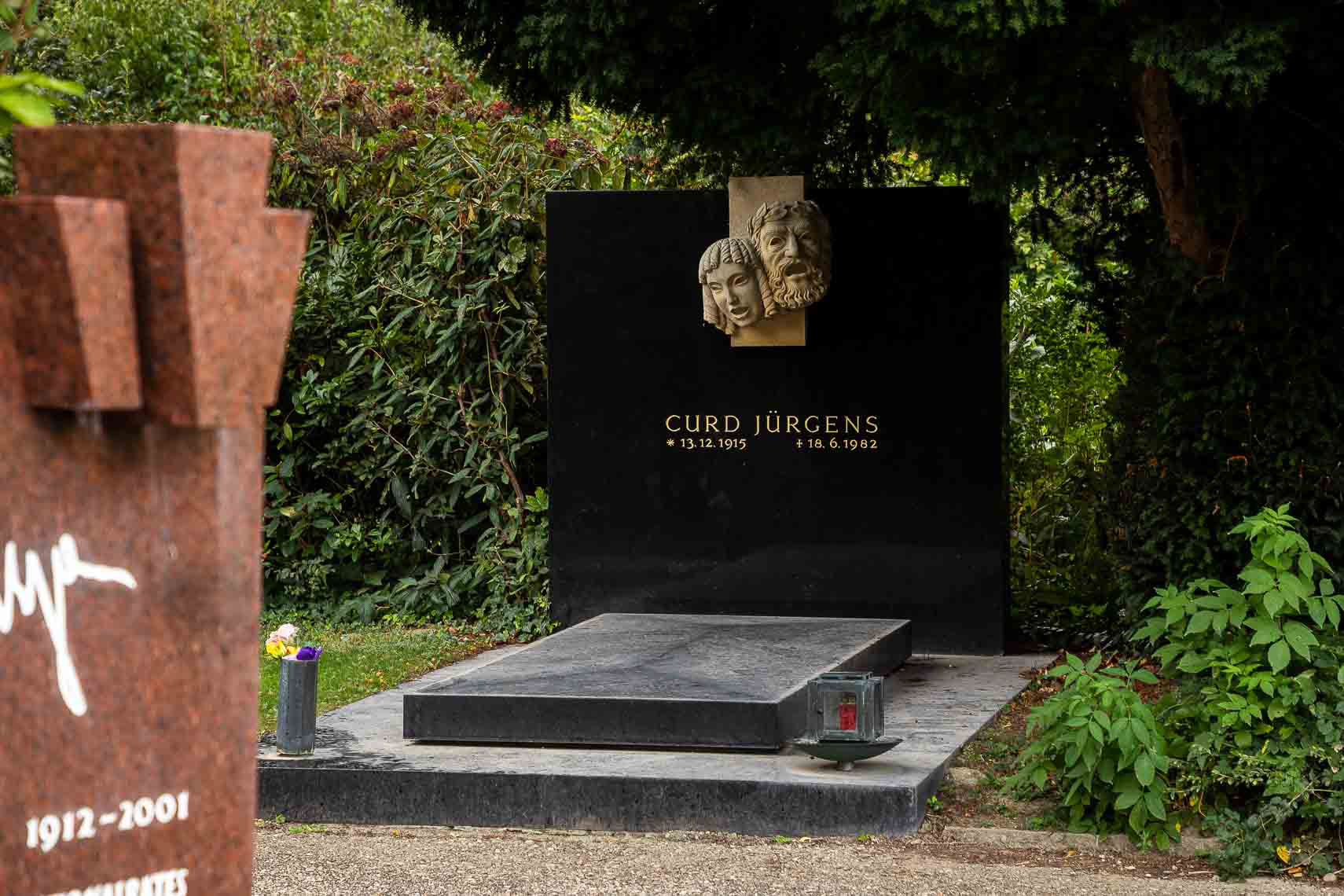 Ehrengrab von Curd Jürgens auf dem Wiener Zentralfriedhof in Gruppe 32 C, Nummer 54. Seine Bestattung war aufgrund seiner Berühmtheit und eines besonderen Arrangements für die Öffentlichkeit ein bemerkenswertes Ereignis, da sie als erste und einzige bei Nacht stattfand und eine Ehrenformation der österreichischen Luftstreitkräfte über den Friedhof flog.